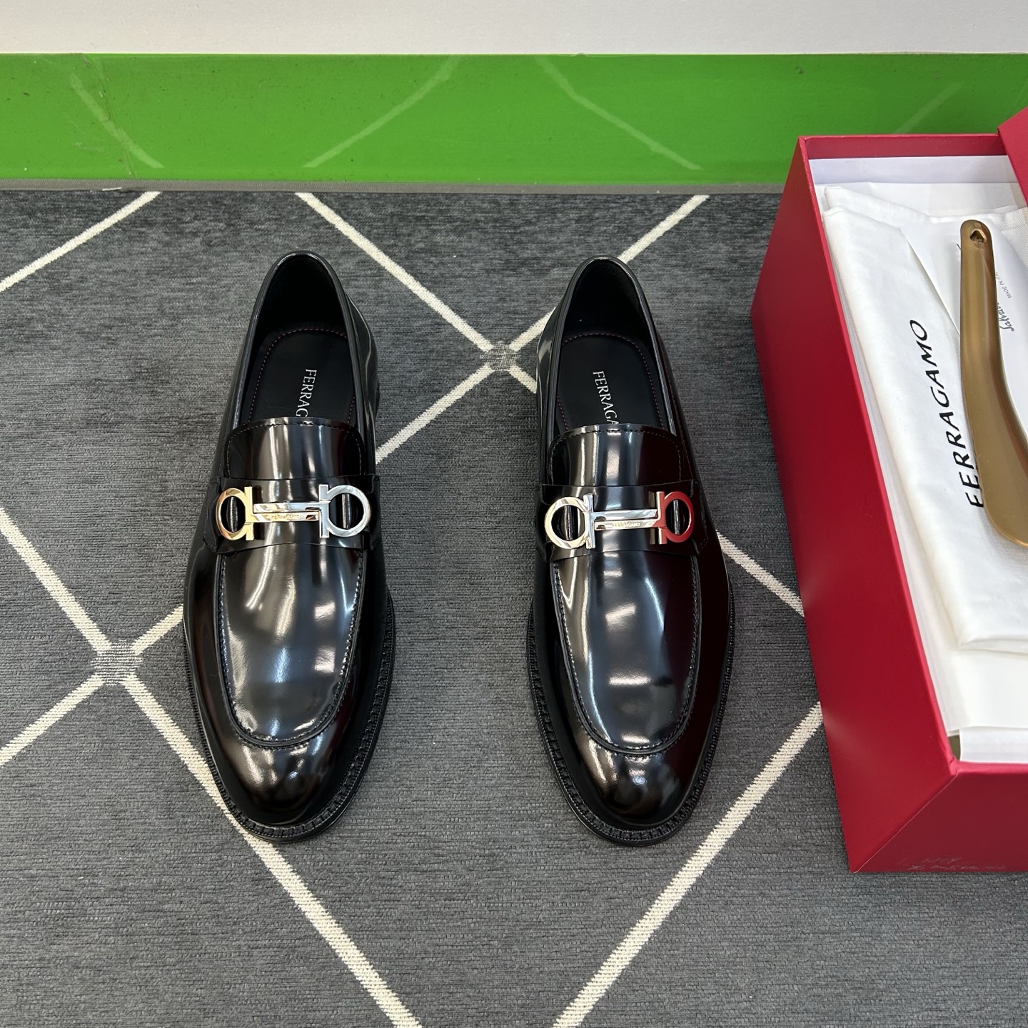 NO:357063,【SF】 Top crafts, fashionable formal leather bottom, regular code 39-44, (6.5-9) Latest version of the product!  Loafer leather shoes!  Top-level handicrafts [strong], inlaid with the latest elements branded buckles!  The upper is fully imported from Italy with raw leather calfskin (super texture and feel), and the inner imported calfskin, exclusive private model!  Fully imported leather pie-notes genuine leather bottom!  !  Super ritual sense!  Gentlemanly style!  38,45,46 Custom made non-return, Loafers, cowhide, Leather soles19860909【SF】 顶尖工艺品 时尚正装皮底 正码39一44,(6.5-9） 最新版本货！正装乐福皮鞋！顶级手工艺[强],镶嵌最新元素品牌饰扣！鞋面意大利全面进口原皮料小牛皮(超强质感、手感),内里进口小牛皮,独家私模！全进口皮丕注朔真皮大底！！超级仪式感！绅士风！38,45,46订做不退换,,loafers,cowhide,Leather soles,Men's shoes