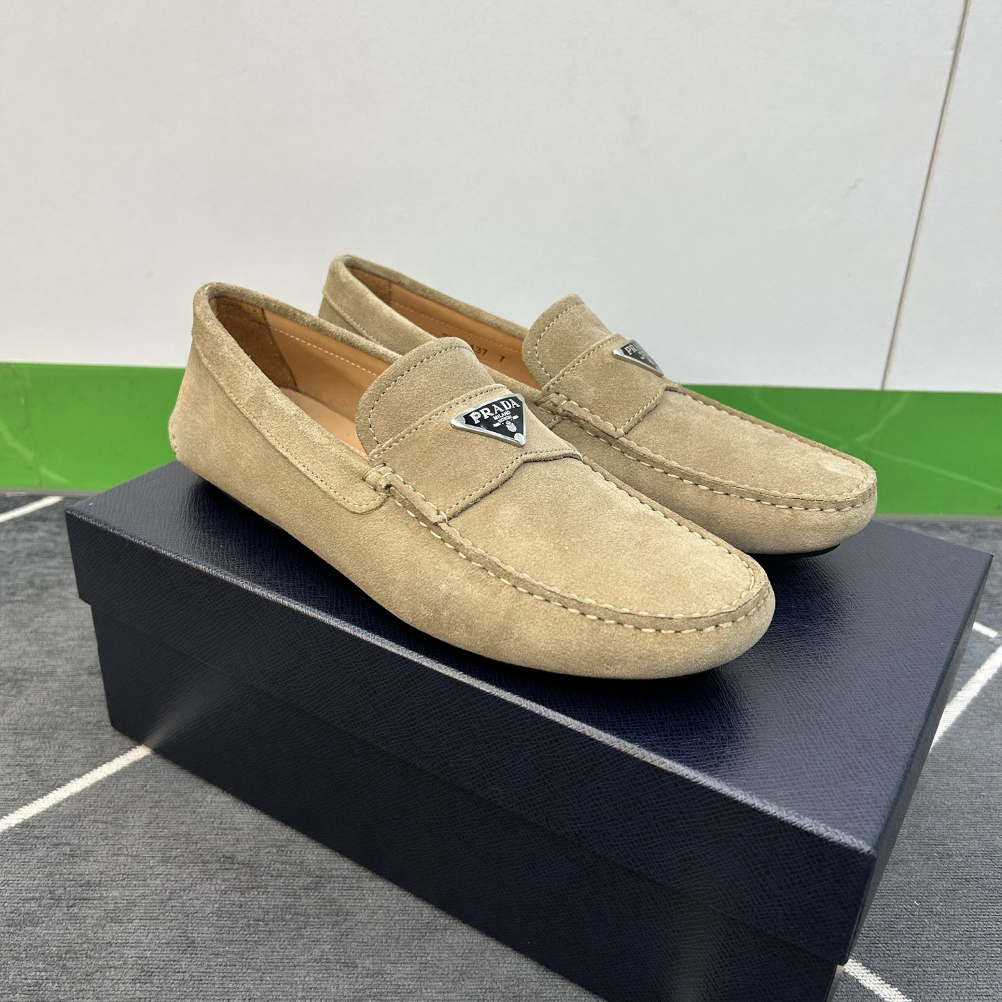 NO:556271,【P R A D*】 Driving shoes!  (Doudou model) High-quality men's toe model, correct size 39 to 44 (5 to 10), classic and timeless driving shoes, representative triangle logo design!  Original suede calfskin!  The inside is water-dyed calfskin, and the calfskin comes back to support the feet!  Rubber anti-slip bean design outsole!  goods!  Full upper sole with super high craftsmanship!  Quality: Look closely at the detailed pictures, the texture is super strong!  But 11 can withstand various tests!  38,45 customized,,cowhide19860909【P R A D*】 驾车鞋！(豆豆款） 高品质男士套脚款 正码39一44(5一10） 经典永恒驾车鞋,具代表性三角徽标设计！原版绒面小牛皮！内里水染小牛皮,小牛皮回力垫脚！橡胶防滑豆豆设计大底！货！全鞋面包底超高工艺！品质细看细节图,质感超强！可11经得起各种考验！38,45定做,,cowhide,Men's shoes
