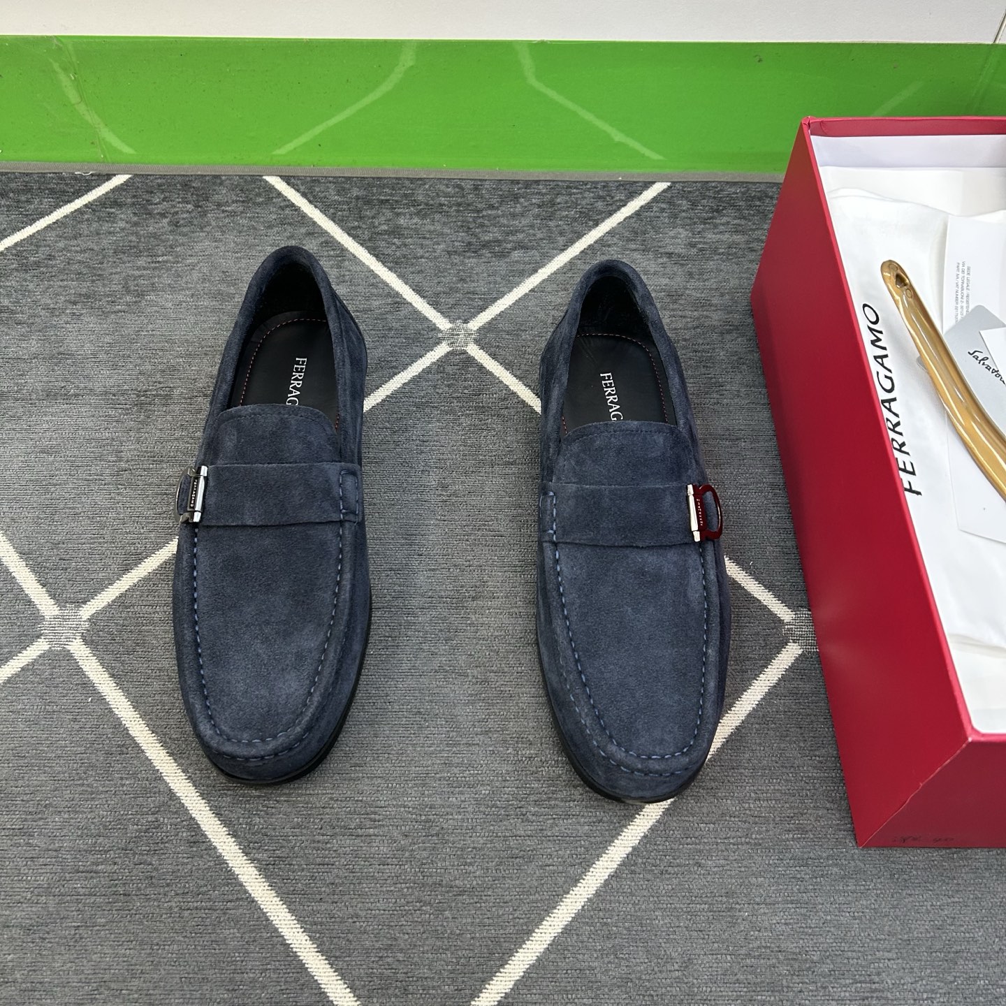 NO:348327,【SF】 Fashion loafers, regular size 39-44, (6. 5-9) Fashion loafers!  Top craftsmanship [Strong]!  Representative a logo design!  Upper with tung beef suede calfskin (super texture and feel), inner silk calfskin!  Pure hand-stitching with solid texture!  Original T P U private model bottom!  !  Super ritual sense!  Gentlemanly style!  38,45 Custom made no return or exchange, Loafers, cowhide19860909【SF】 时尚乐福鞋 正码39一44,(6. 5 －9) 时尚乐福鞋！顶级手工艺[强]！具代表性a徽标设计！鞋面胎牛绒面小牛皮(超强质感、手感),内里丝绸面小牛皮！纯手工缝线扎实质感！原版T P U私模大底！！超级仪式感！绅士风！38,45订做不退换,,loafers,cowhide,Men's shoes