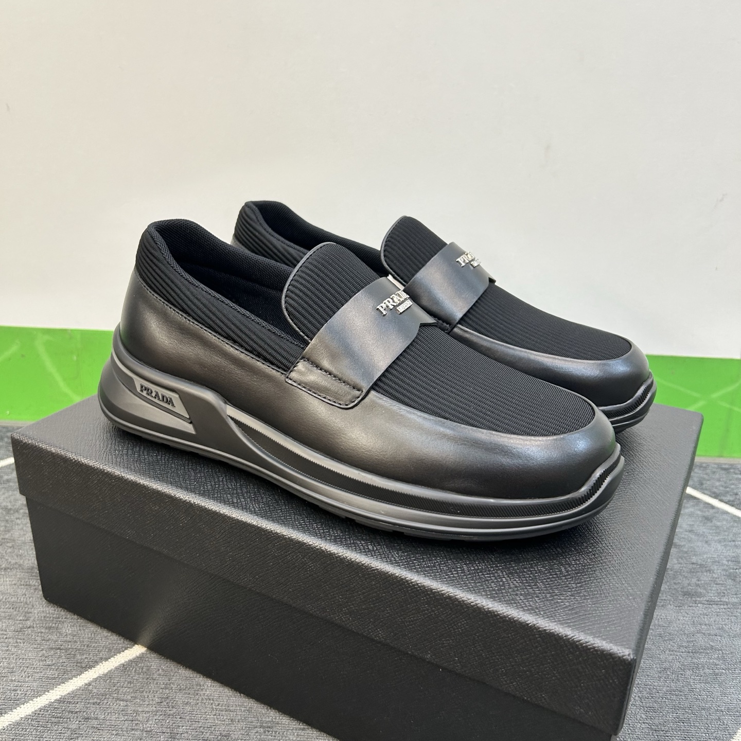 NO:356451,【PR＊】 High-grade, top-notch craftsman casual style, regular size 39-44 (5-10) Classic skateboard shoes!  Unique brand nylon ribbon image design!  The original calfskin with lychee pattern cowhide, inner sports mesh cloth, calfskin with cushion!  Latex resilience foot pad!  Primary bubble rebounds the bottom!  goods!  Look at the details carefully, the texture is super strong!  But 11 can withstand all kinds of tests!  38,45 Custom made non-return, cowhide19860909【PR＊】 高品级,顶尖工艺 男士休闲款 正码39一44(5－10） 经典滑板鞋款！独特品牌尼龙彩带形象设计！面料原小牛皮配荔纹牛皮,内里运动网布,小牛皮附垫！乳胶回力垫脚！原化泡回弹大底！货！品质细看细节图,质感超强！可11经得起各种考验！38,45定做不退换,,cowhide,Men's shoes