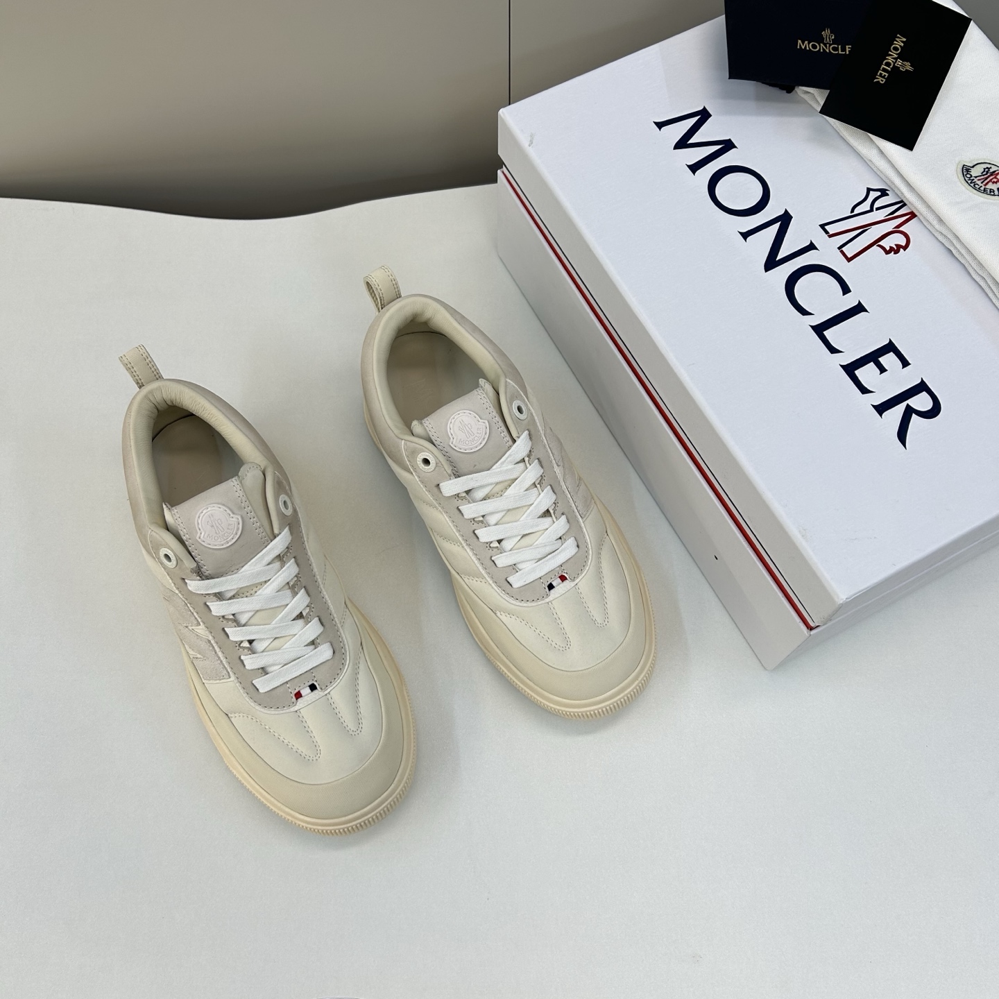 NO:355543,【MONCLER ·Shirt】Original single quality.  Men's Casual 39 -44 Original high-quality products, unique design style, leading the fashionable sports and leisure style. The iconic red, white and blue webbing decoration brand design concept!  Special nylon fabric on the upper with calfskin suede!  The inner inner is environmentally friendly, soft and comfortable. Lightweight XL rubberized foam bottom!  Easy to control!  Super texture!  38, 45 custom made, Moncler, cowhide19860909【MONCLER·蒙口】 原单品质．男士休闲 39 －44 原单高品,独特设计风格,引领时尚运动休闲风.标志性的红白蓝织带标饰品牌设计理念！鞋面特殊尼龙布料配小牛皮绒面！内里环保小牛里,柔软舒适.轻盈X L橡胶化泡底！轻松驾驭！质感超强！38、45定做,,Moncler,cowhide,Men's shoes