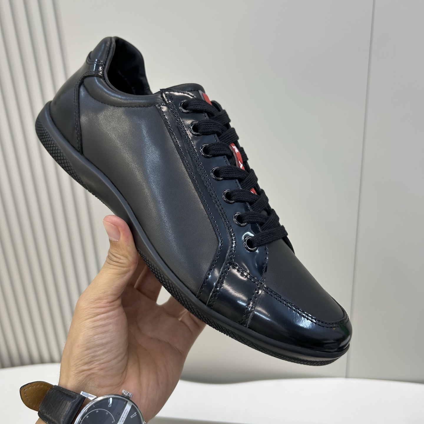 NO:346718,【PR＊DA】 Top craftsmanship, classic casual model, regular code 39-44 (6-11), customized 38 and 45 Fashionable casual sports model, super classic model, unique brand red label design concept!  Pure and high quality can be compared 11!  Original calfskin fabric, full of water dye calfskin inside!  The material of E V A is attached, and the texture and comfort are improved by one level!  Exclusive private mold rubber anti-slip bottom!  4E 2439,,cowhide19860909【PR＊DA】 顶尖工艺,经典休闲款 正码39－44(6一11),38、45定做 时尚休闲运动款,超经典款,独特品牌红标设计理念！纯正高品质可11比较！面料原版小牛皮,内里全水染小牛皮！附垫E V A材质,质感、舒适度又提升一级别！独家私模橡胶防滑底！4E 2439,,cowhide,Men's shoes