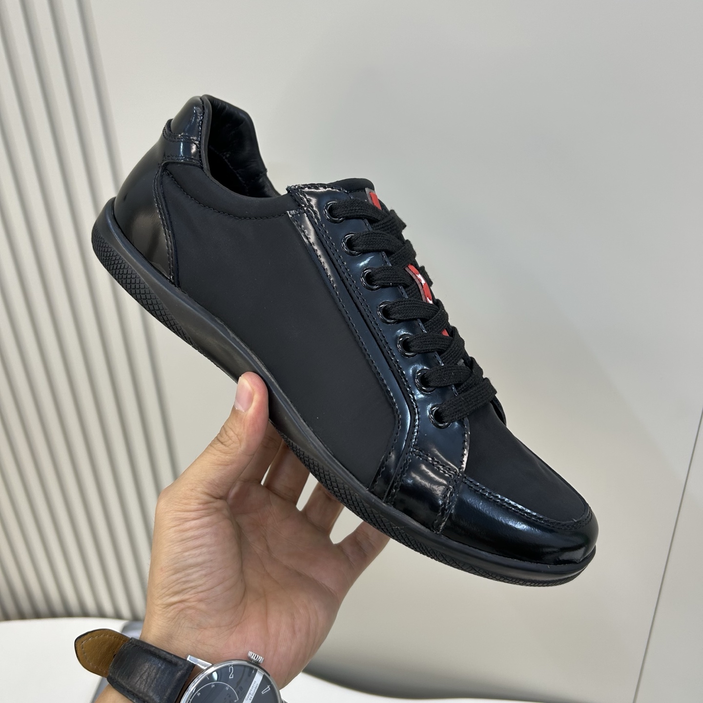NO:346742,【PR＊DA】 Top craftsmanship, classic casual model, regular code 39-44 (6-11), customized 38 and 45 Fashionable casual sports model, super classic model, unique brand red label design concept!  Pure and high quality can be compared 11!  Original calfskin with nylon cloth, full water dye calfskin inside!  The material of E V A is attached, and the texture and comfort are improved by one level!  Exclusive private mold rubber anti-slip bottom!  4E 2439,,cowhide19860909【PR＊DA】 顶尖工艺,经典休闲款 正码39－44(6一11),38、45定做 时尚休闲运动款,超经典款,独特品牌红标设计理念！纯正高品质可11比较！面料原版小牛皮配尼龙布,内里全水染小牛皮！附垫E V A材质,质感、舒适度又提升一级别！独家私模橡胶防滑底！4E 2439,,cowhide,Men's shoes