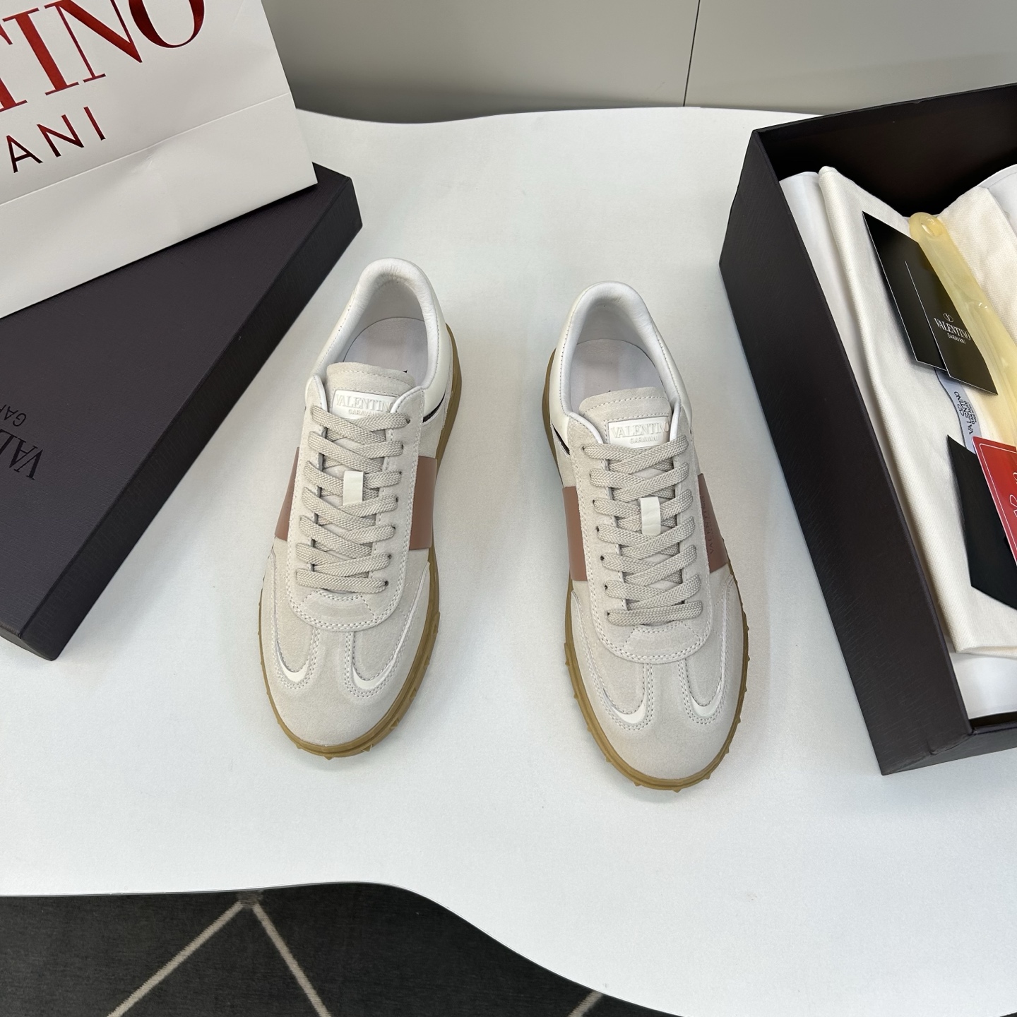 NO:345925,【VALENTl＊】 Valentino casual model, regular code 39-44 Fashionable casual sports model, classic and atmospheric design!  Pure and high quality can be compared 11!  Original suede calfskin fabric!  Inside calfskin with mesh cloth, water-dyed calfskin with mat!  Latex foot pads, resilience and comfort, and the texture and comfort level are improved by one level!  Liudian design rubber anti-slip bottom!  Original order high-quality!  38,45 Custom made, valentino, valentino, cowhide19860909【VALENTl＊】 华伦天奴休闲款 正码39－44 时尚休闲运动款,经典大气设计！纯正高品质可11比较！面料原版绒面小牛皮！内里小牛皮配网布,水染小牛皮附垫！乳胶垫脚,回弹舒适,质感、舒适度又提升一级别！柳钉设计橡胶防滑底！原单高品！38,45定做,,valentino,valentino,cowhide,Men's shoes