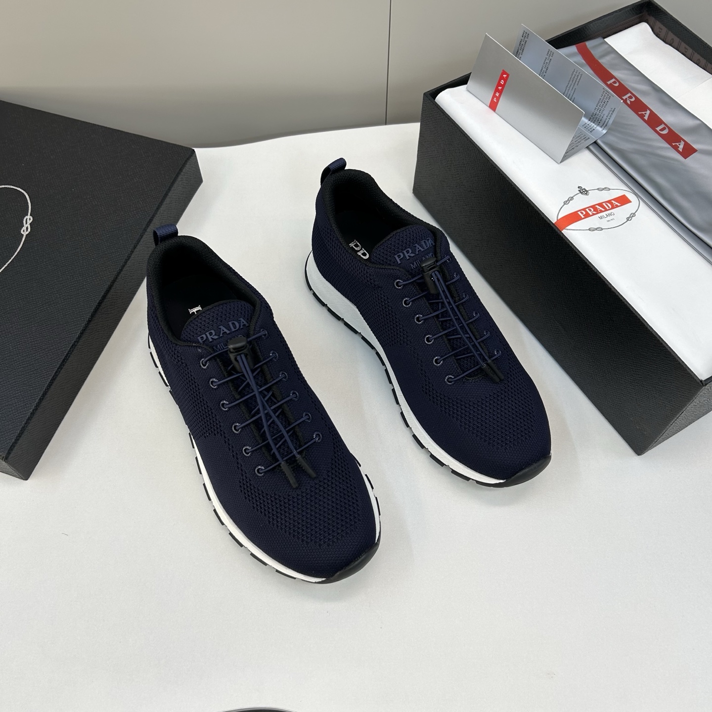 NO:357002,【PRA＊】 High-grade, top craftsman sports model, regular code 39-44 (5-10) updated on the official website!  Original high-quality products. Exclusive original custom recycled nylon latest brand elements high-density flying weaving design, more convenient to wear elastic shoelaces!  Upper nylon high-density knitting with bits and drops!  Breathable mesh cloth inside with full calfskin, latex resilience foot pad!  Original TPU bottom!  goods!  Look at the details carefully, the texture is super strong!  But 11 can withstand all kinds of tests!  2EE 435, 38, 45 customized non-return and exchange, prada, cowhide19860909【PRA＊】 高品级,顶尖工艺 男士运动款 正码39一44(5－10） 官网更新！原单高品.独家原单订制再生尼龙最新品牌元素高密飞织设计,更便捷穿着的松紧鞋带！鞋面尼龙高密针织配点滴工艺！内里透气网布附垫全小牛皮,乳胶回力垫脚！原TPU大底！货！品质细看细节图,质感超强！可11经得起各种考验！2EE 435,38,45定做不退换,,prada,cowhide,Men's shoes