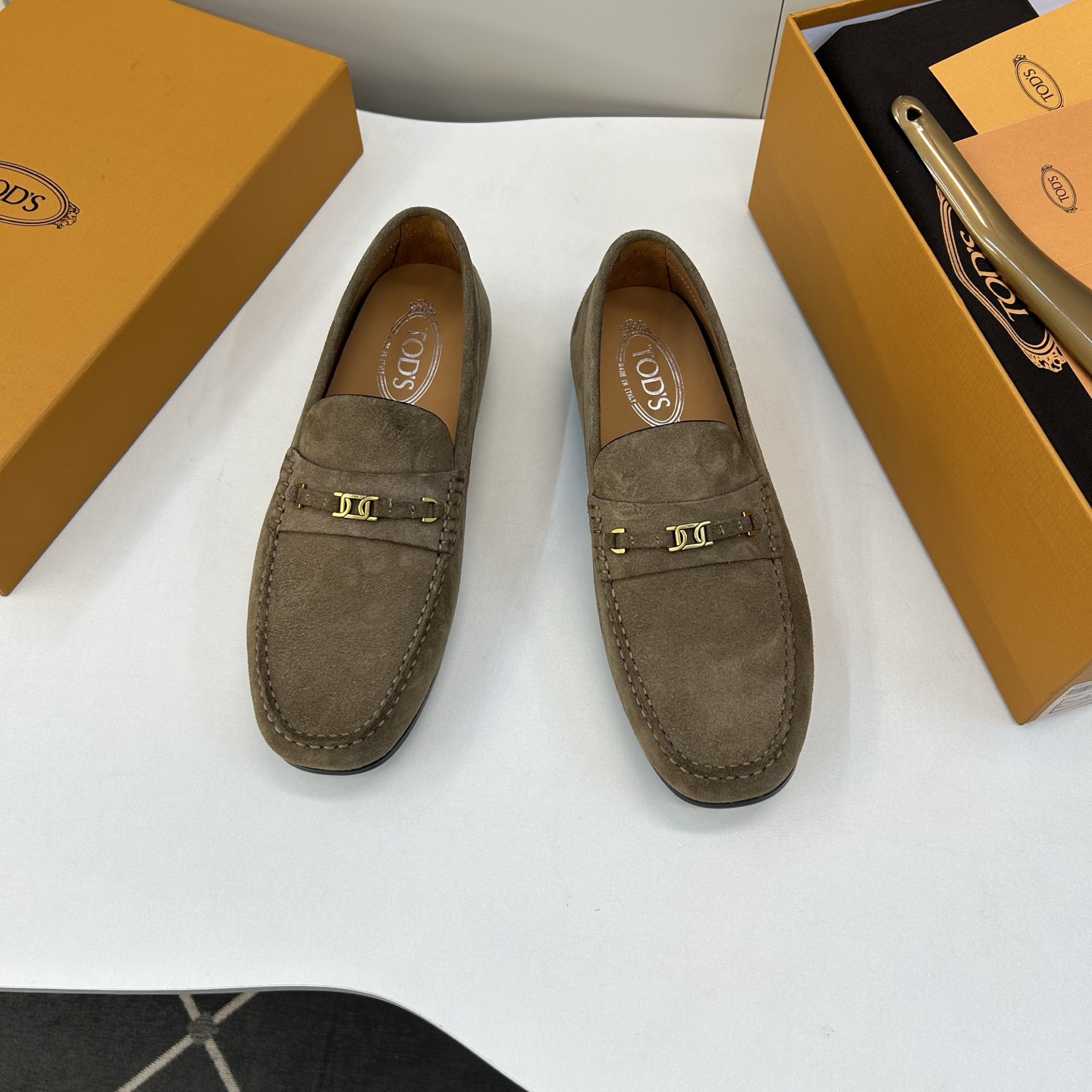 NO:357532,【T O D*】 Men's Fashion Classic Loafers, Correct Size 39-44 (6.6-9) Todds Fashion Loafers!  Lightweight, comfortable and soft!  Original order!  Top-level handicrafts [strong] exclusive representative twist letter logo design, simple and atmospheric brand image!  The upper is fully imported from Italy with grain calfskin (super texture and feel), and the calfskin is imported from the inner part!  The movable forming latex force pad has a strong rebound texture!  Exclusive raw material raw glue anti-slip large sole!  !  Super comfortable!  ,loafers,cowhide19860909【T O D*】 男士时尚经典乐福鞋 正码39－44(6.6-9） 托德斯时尚乐福鞋！轻便舒适柔软！原单货！顶级手工艺[强]专属代表性的麻花字母徽标设计,简约大气品牌形象！鞋面意大利全面进口粒面小牛皮(超强质感、手感),内里进口小牛皮！活动成形乳胶回力垫,回弹质感超强！独家原材质生胶防滑大底！！超强舒适感！,,loafers,cowhide,Men's shoes