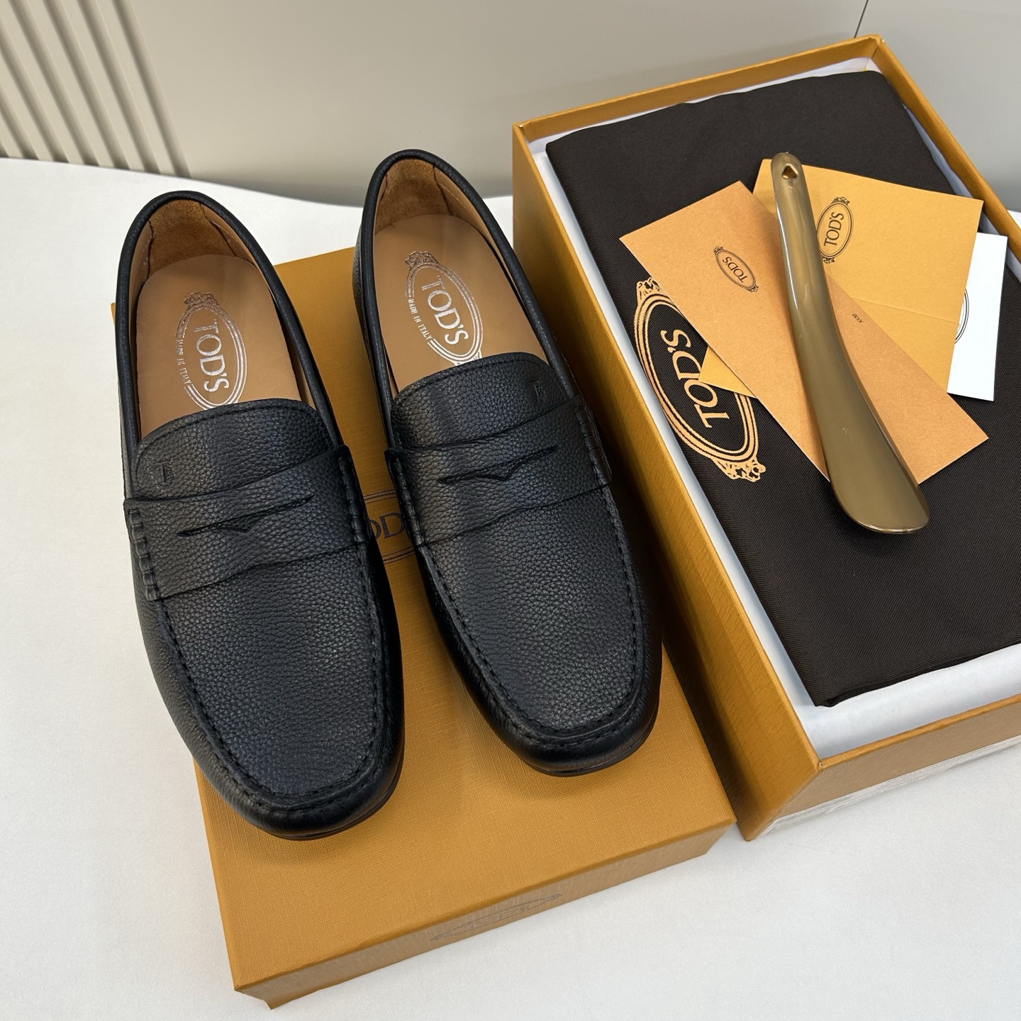 NO:533185,【T O D*】 Men's Fashion Classic Loafers, Correct Size 39-44 (6.6-9) Todds Fashion Loafers!  Lightweight, comfortable and soft!  Original order!  Top-level handicrafts [strong] exclusive representative twist letter logo design, simple and atmospheric brand image!  The upper is fully imported from Italy with grain calfskin (super texture and feel), and the calfskin is imported from the inner part!  The movable forming latex force pad has a strong rebound texture!  Exclusive raw material raw glue anti-slip large sole!  !  Super comfortable!  38,45,46 Custom made, Loafers, cowhide19860909【T O D*】 男士时尚经典乐福鞋 正码39－44(6.6-9） 托德斯时尚乐福鞋！轻便舒适柔软！原单货！顶级手工艺[强]专属代表性的麻花字母徽标设计,简约大气品牌形象！鞋面意大利全面进口粒面小牛皮(超强质感、手感),内里进口小牛皮！活动成形乳胶回力垫,回弹质感超强！独家原材质生胶防滑大底！！超强舒适感！38,45,46定做,,loafers,cowhide,Men's shoes