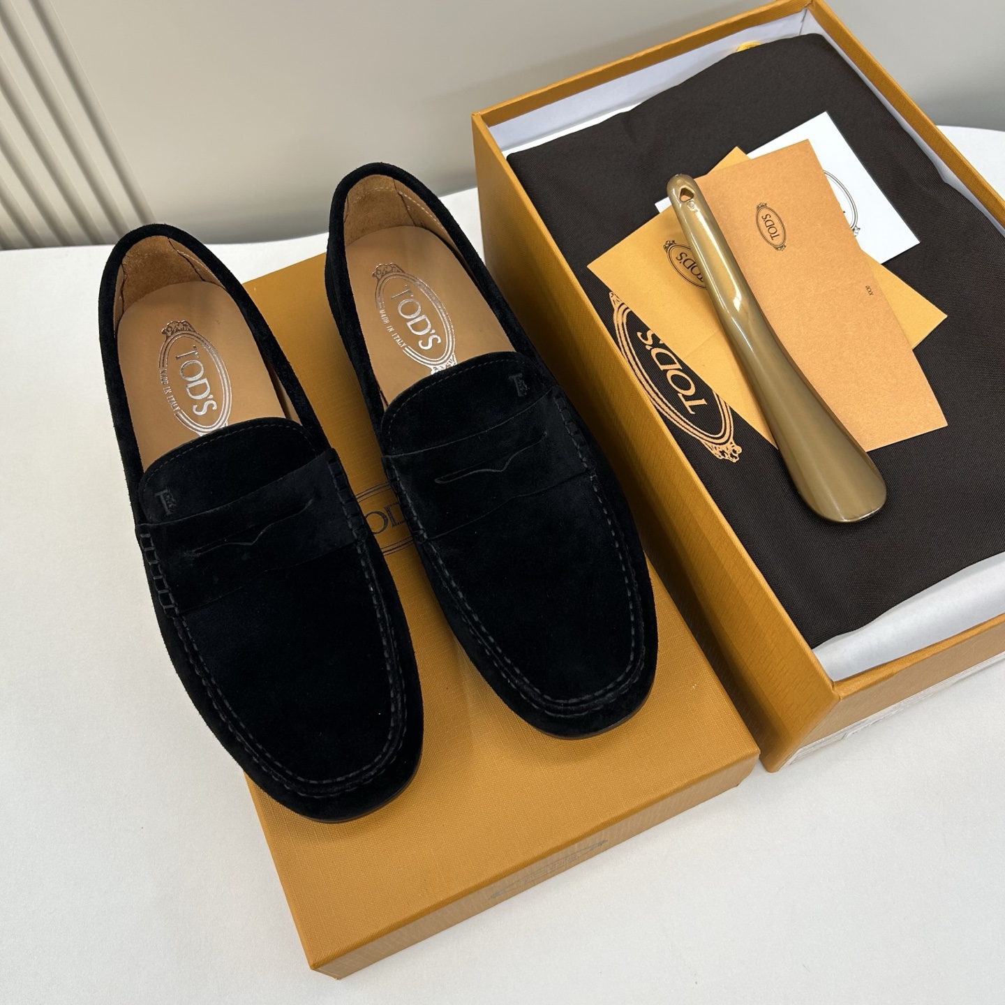 NO:533190,【T O D*】 Men's Fashion Classic Loafers, Correct Size 39-44 (6.6-9) Todds Fashion Loafers!  Lightweight, comfortable and soft!  Original order!  Top-level handicrafts [strong] exclusive and representative letter press logo design, simple and atmospheric brand image!  The upper is fully imported from Italy (super texture and feel), and the inner calfskin is imported!  The movable forming latex force pad has a strong rebound texture!  Exclusive raw material raw glue anti-slip large sole!  !  Super comfortable!  38,45,46 Custom made, Loafers, cowhide19860909【T O D*】 男士时尚经典乐福鞋 正码39－44(6.6-9） 托德斯时尚乐福鞋！轻便舒适柔软！原单货！顶级手工艺[强]专属代表性的压字母徽标设计,简约大气品牌形象！鞋面意大利全面进口绒面小牛皮(超强质感、手感),内里进口小牛皮！活动成形乳胶回力垫,回弹质感超强！独家原材质生胶防滑大底！！超强舒适感！38,45,46定做,,loafers,cowhide,Men's shoes