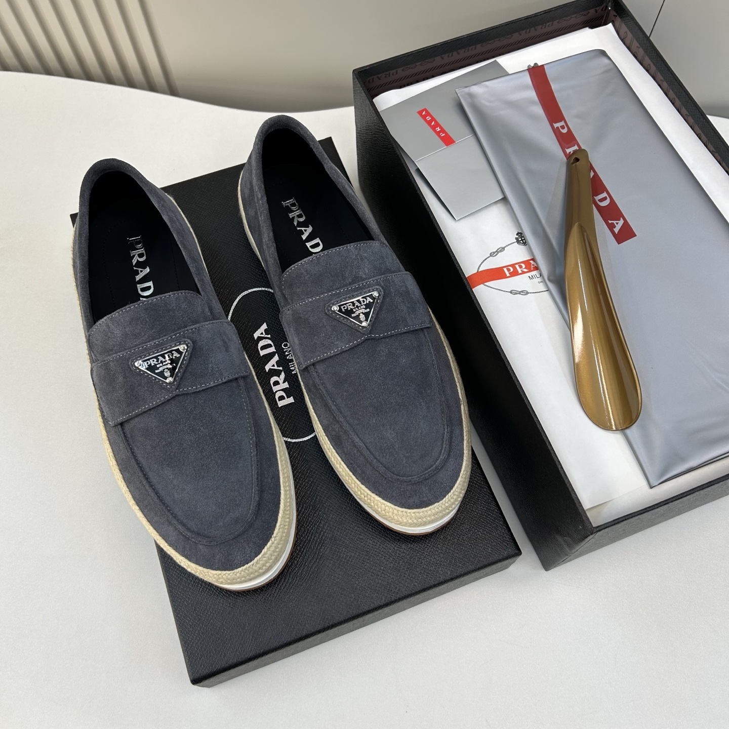 NO:930803,[PRA＊] High quality, four-season style, men's casual style, regular size 39 to 44 (5-10), classic and never goes out of style!  Exclusive high quality!  Classic skateboard style for all seasons!  Made of high-quality mercerized cow velvet, with full calfskin lining and EVA rebound feet!  Original T P U outsole!  goods!  Quality: Look closely at the detailed pictures, the texture is super strong!  But 11 can withstand various tests!  4E 2365, 38, 45 customized, non-returnable, prada, cowhide19860909【PRA＊】 高品质,四季款 男士休闲款 正码39一44(5－10） 经典永不过时！独家高品！四季经典滑板款！面高丝光牛绒,内里附垫全小牛皮,EVA回力垫脚！原版T P U大底！货！品质细看细节图,质感超强！可11经得起各种考验！4E 2365,38,45定做不退换,,prada,cowhide,Men's shoes