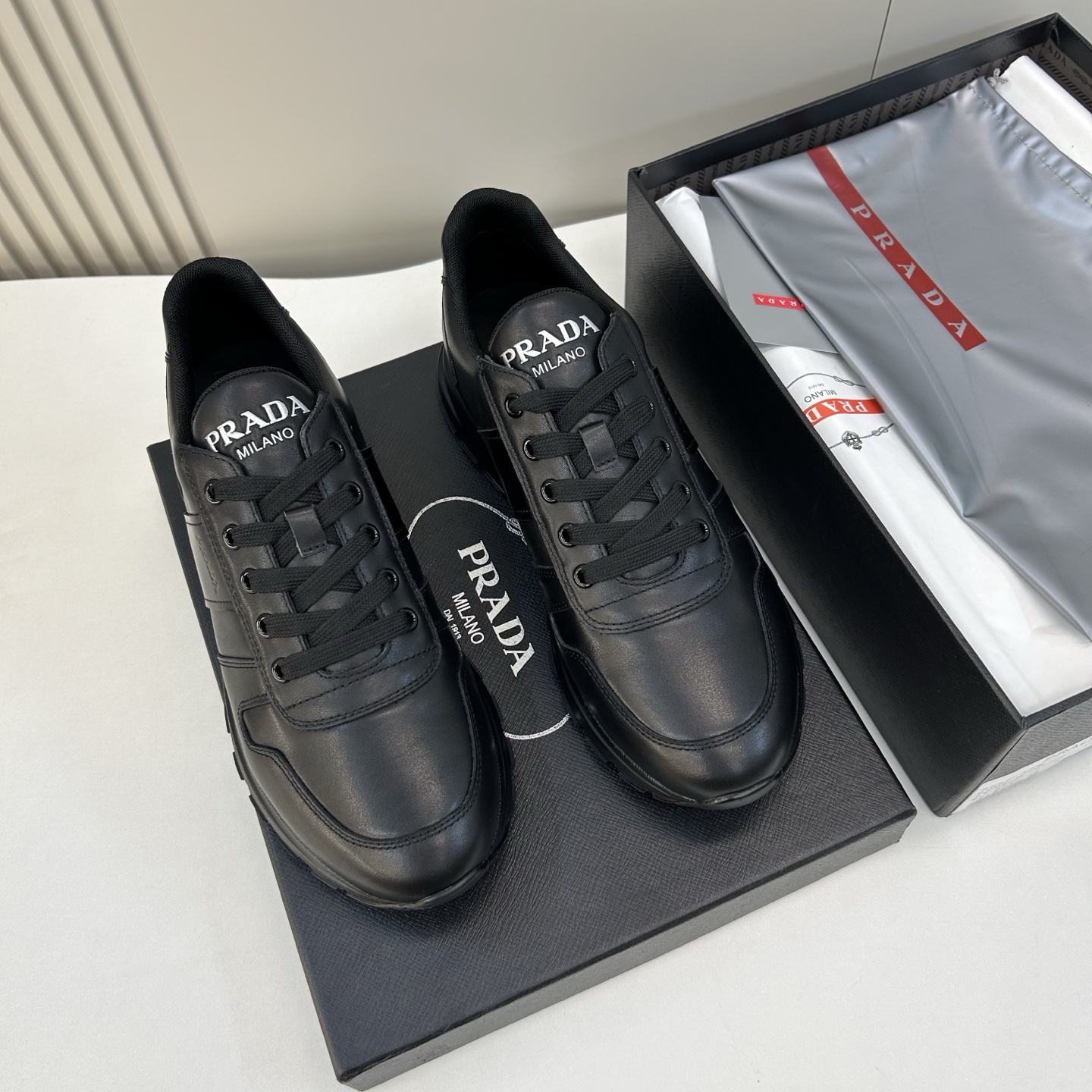 NO:542055,【PRA＊】 High-grade, top craftsman casual style, regular code 39-44 (6-11) Exclusive original custom imported oil wax calfskin!  The inner sports mesh cloth is equipped with a small calfskin latex back-up foot pad!  Original TPU bottom!  goods!  Look at the details carefully, the texture is super strong!  But 11 can withstand all kinds of tests!  4T3463, prada,cowhide19860909【PRA＊】 高品级,顶尖工艺 男士休闲款 正码39一44(6－11） 独家原单订制进口油蜡小牛皮！内里运动网布附小小牛皮乳胶回力垫脚！原TPU大底！货！品质细看细节图,质感超强！可11经得起各种考验！4T3463,,prada,cowhide,Men's shoes