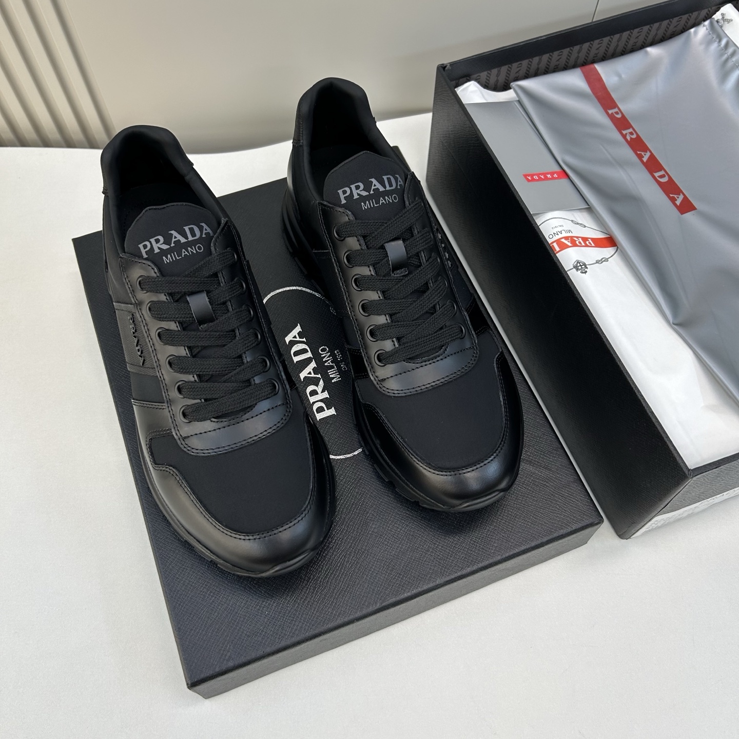 NO:542059,[PRA＊] High grade, top craftsmanship, men's casual style, regular size 39 to 44 (6-11) 38, 45 customized, exclusive original order imported oil-waxed calfskin!  Full calfskin lining, latex rebound feet!  Original TPU outsole!  goods!  Quality: Look closely at the detailed pictures, the texture is super strong!  But 11 can withstand various tests!  4T3463,,prada,cowhide19860909【PRA＊】 高品级,顶尖工艺 男士休闲款 正码39一44(6－11）38,45定做 独家原单订制进口油蜡小牛皮！内里全小牛皮,乳胶回力垫脚！原TPU大底！货！品质细看细节图,质感超强！可11经得起各种考验！4T3463,,prada,cowhide,Men's shoes