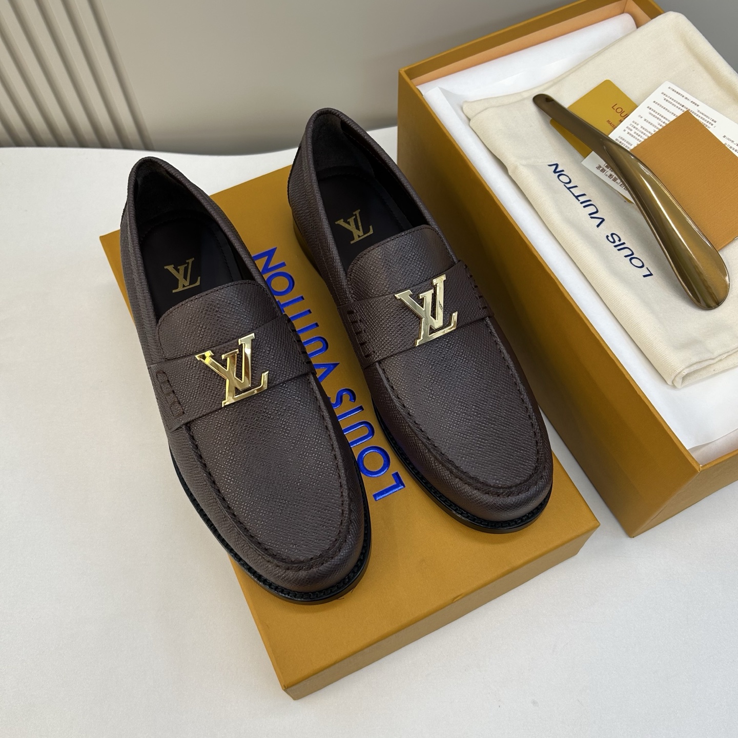 NO:542067,【L*V】Exclusive high-quality fashionable formal leather sole, regular size 39-44, (6.5-9) Classic small leather shoes!  goods!  [High money to create template calfskin is not an ordinary material ready-made on the market!  】Top-level handicraft [Strong] Italy has fully imported raw leather calf palm pattern leather (super texture and feel), imported calf leather inside, fully imported leather genuine leather is added to the bottom!  !  Super ritual sense!  Gentlemanly style!  38,45,46 Custom made no return or exchange, cowhide19860909【L*V】独家高品 时尚正装皮底 正码39一44,(6.5一9) 经典款小皮鞋型！货！【重金打造模版小牛皮,并非市场现成材普通材料！】顶级手工艺[强]意大利全面进口原皮料小牛掌纹皮(超强质感、手感),内里进口小牛皮,全进口皮丕真皮注朔大底！！超级仪式感！绅士风！38,45,46订做不退换,,cowhide,Men's shoes