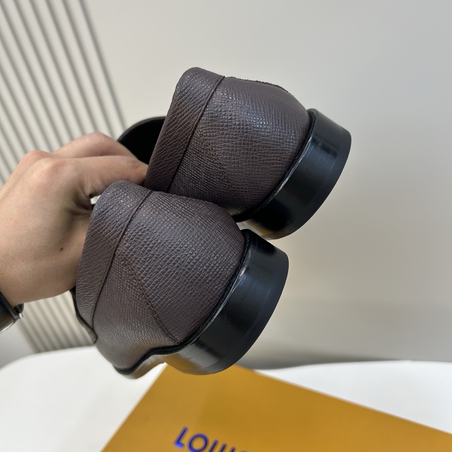 ⚠️【L*V】独家高品⚠️时尚正装皮底⚠️正码：39一44，(6.5一9)⚠️经典款小皮鞋型！🐂货！【重