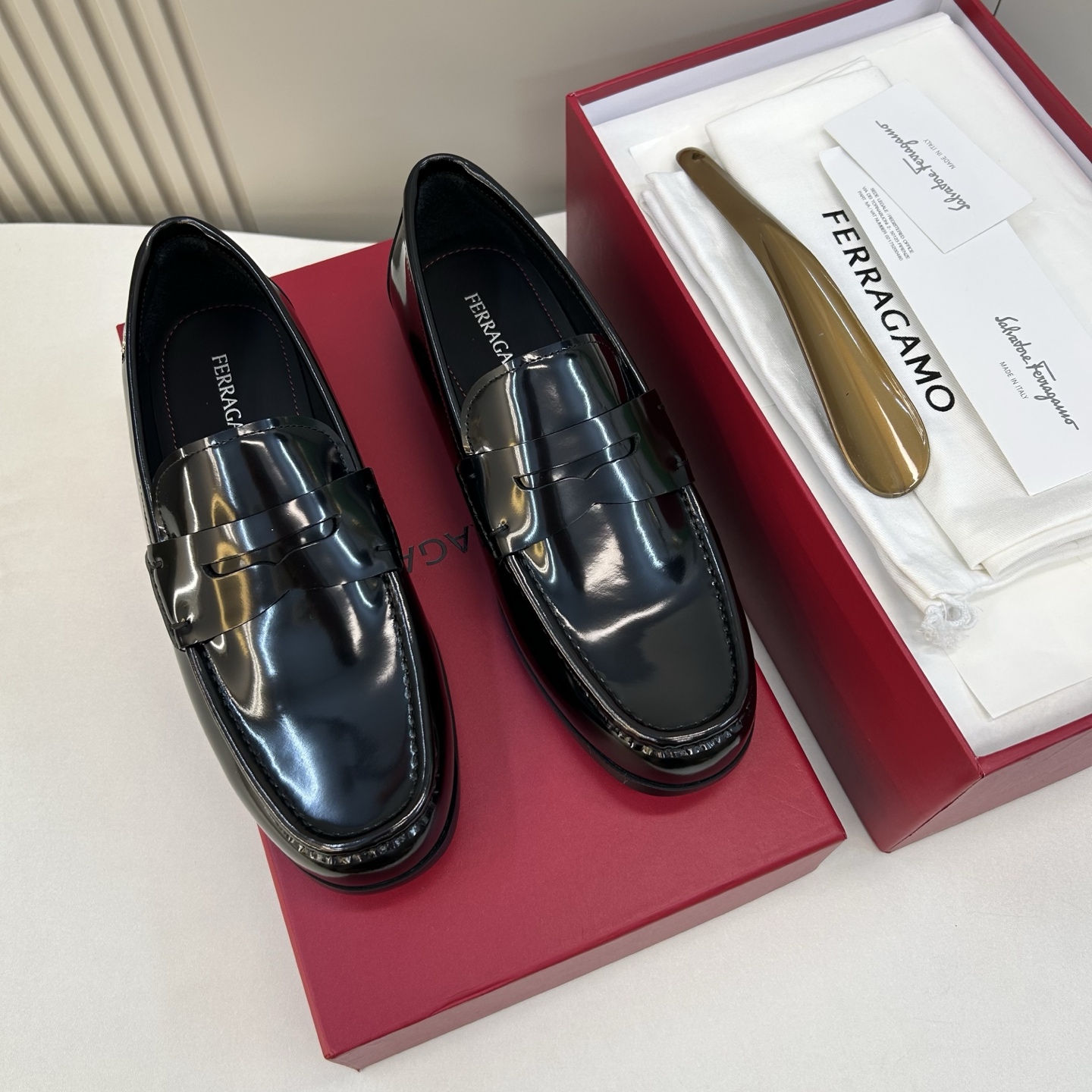 NO:533177,【SF】 Fashion loafers, regular size 39-44, (6. 5-9) Fashion loafers!  Top craftsmanship [Strong]!  Representative double a logo design!  Italy imported the raw leather calfskin (super texture and feel), and the inner silk calfskin!  Pure hand-stitching with solid texture!  Original T P U private model bottom!  !  Super ritual sense!  Gentlemanly style!  38,45 Custom made no return or exchange, Loafers, cowhide19860909【SF】 时尚乐福鞋 正码39一44,(6. 5 －9) 时尚乐福鞋！顶级手工艺[强]！具代表性双a徽标设计！意大利全面进口原皮料小牛皮(超强质感、手感),内里丝绸面小牛皮！纯手工缝线扎实质感！原版T P U私模大底！！超级仪式感！绅士风！38,45订做不退换,,loafers,cowhide,Men's shoes