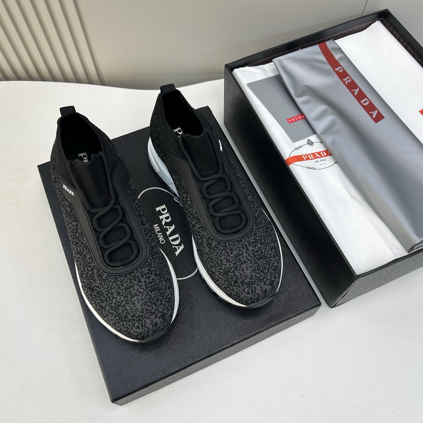 NO:542023,【PR＊】 High-grade, top craftsmanship, casual sports, regular size 39-44 (5-10) 38, 45 customized classic sports shoes!  The brand logo design of calfskin and nylon knitted is fully displayed with fashion and special film!  Silk calfskin with nylon knitted!  Inner calfskin E V A with pad!  Rubber combination PU outsole!  It has stronger anti-slip elasticity!  goods!  Look at the details carefully, the texture is super strong!  But 11 can withstand all kinds of tests!  4 E 3422,,sneakers,cowhide19860909【PR＊】 高品级,顶尖工艺 男士休闲运动 正码39一44(5－10）38,45定做 经典运动鞋！以小牛皮与尼龙针织搭配,尽显时尚,特殊胶片的品牌标识设计！面丝绸小牛皮配尼龙针织！内小牛皮E V A附垫！橡胶组合PU大底！防滑回弹性更强！货！品质细看细节图,质感超强！可11经得起各种考验！4 E 3422,,sneakers,cowhide,Men's shoes