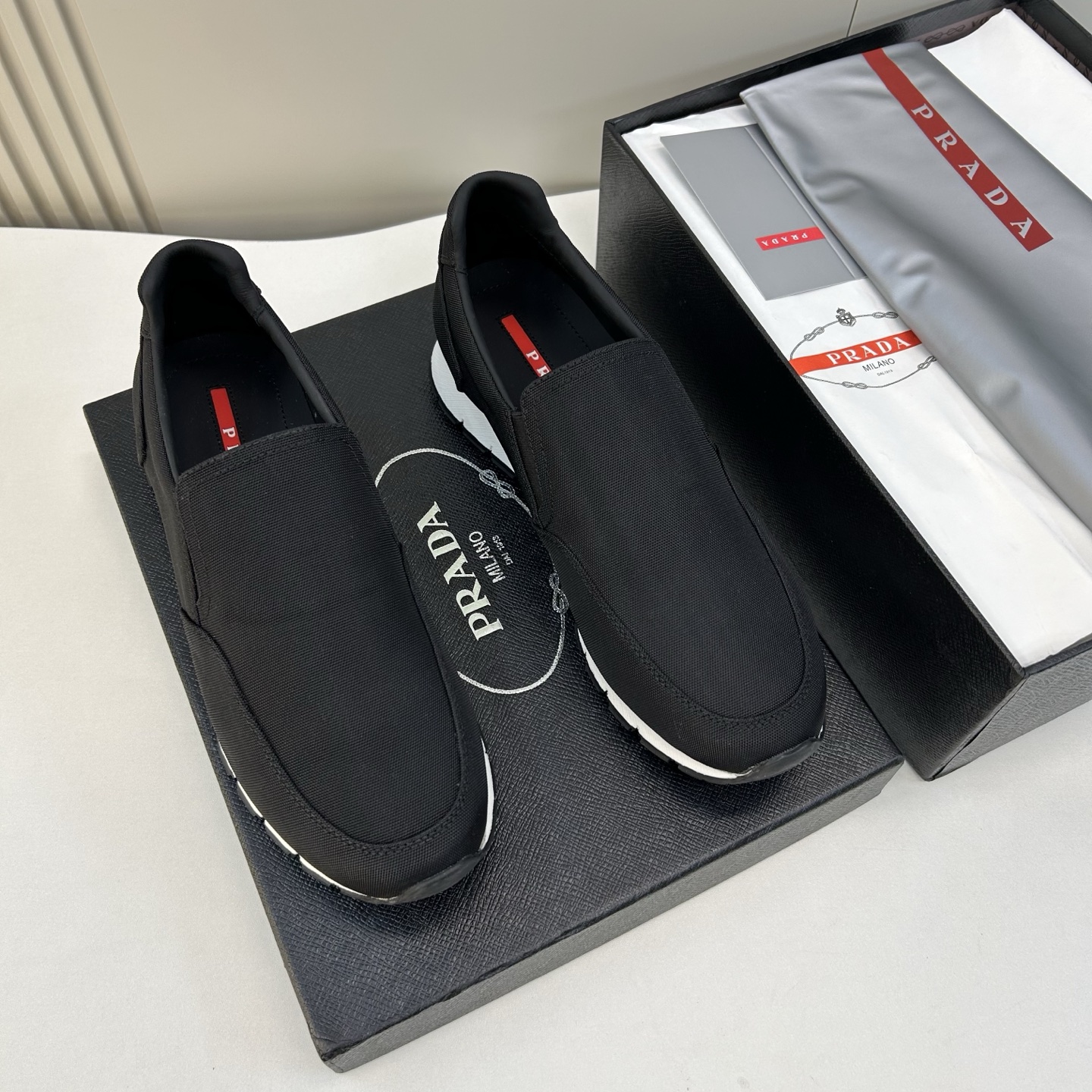 NO:542026,【PRA＊】 High-grade, top craftsman casual style, regular size 39-44 (5-10) Classic sports style!  Simple and atmospheric design style!  Waterproof nylon!  Silk calfskin, latex back-up foot pad!  Native glue outsole!  goods!  Look at the details carefully, the texture is super strong!  But 11 can withstand all kinds of tests!  4D2805, prada,cowhide19860909【PRA＊】 高品级,顶尖工艺 男士休闲款 正码39一44(5－10） 经典运动款！简约大气设计风格！面防水尼龙！里丝绸小牛皮,乳胶回力垫脚！原生胶大底！货！品质细看细节图,质感超强！可11经得起各种考验！4D2805,,prada,cowhide,Men's shoes