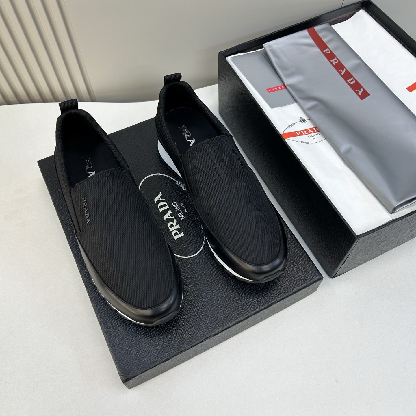 NO:542029,【PRA＊】 High-grade, top-notch craftsman casual style, regular size 39-44 (5-10) classic sneakers!  Simple and elegant design style!  Face calfskin with waterproof nylon!  Breathable mesh and calfskin with foot pads!  Native glue outsole!  goods!  Look at the details carefully, the texture is super strong!  But 11 can withstand all kinds of tests!  4D2806, prada, sneakers, cowhide19860909【PRA＊】 高品级,顶尖工艺 男士休闲款 正码39一44(5－10） 经典运动鞋款！简约大方设计风格！面小牛皮配防水尼龙！里透气网布与小牛皮搭配垫脚！原生胶大底！货！品质细看细节图,质感超强！可11经得起各种考验！4D2806,,prada,sneakers,cowhide,Men's shoes