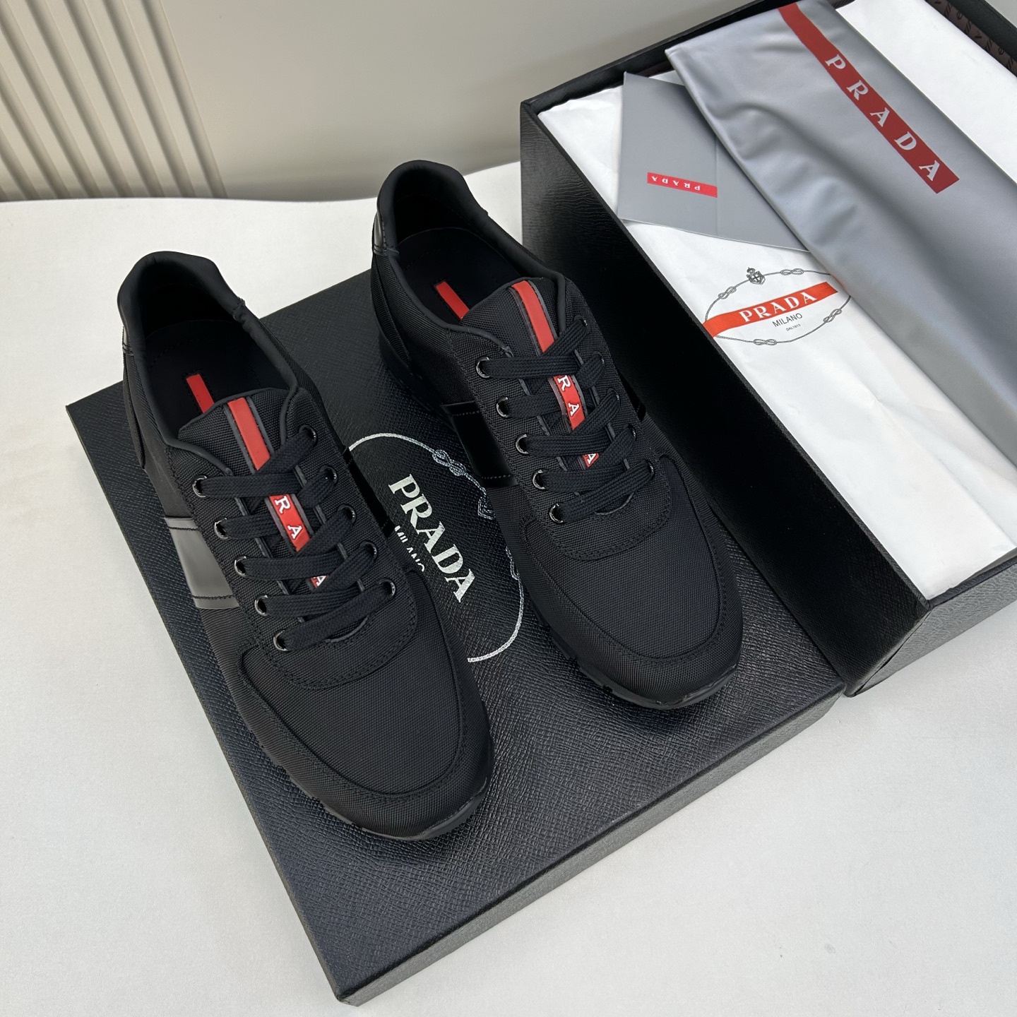 NO:542032,【PRA＊】 High-grade, top craftsman casual style, regular size 39-44 (5-10) Classic sports style!  Simple and atmospheric design style!  Show your brand image and red label matching!  Waterproof nylon!  Silk calfskin, latex back-up foot pad!  Native glue outsole!  goods!  Look at the details carefully, the texture is super strong!  But 11 can withstand all kinds of tests!  4D 2718, prada,cowhide19860909【PRA＊】 高品级,顶尖工艺 男士休闲款 正码39一44(5－10） 经典运动款！简约大气设计风格！尽显品牌形象红标搭配！面防水尼龙！里丝绸小牛皮,乳胶回力垫脚！原生胶大底！货！品质细看细节图,质感超强！可11经得起各种考验！4D 2718,,prada,cowhide,Men's shoes