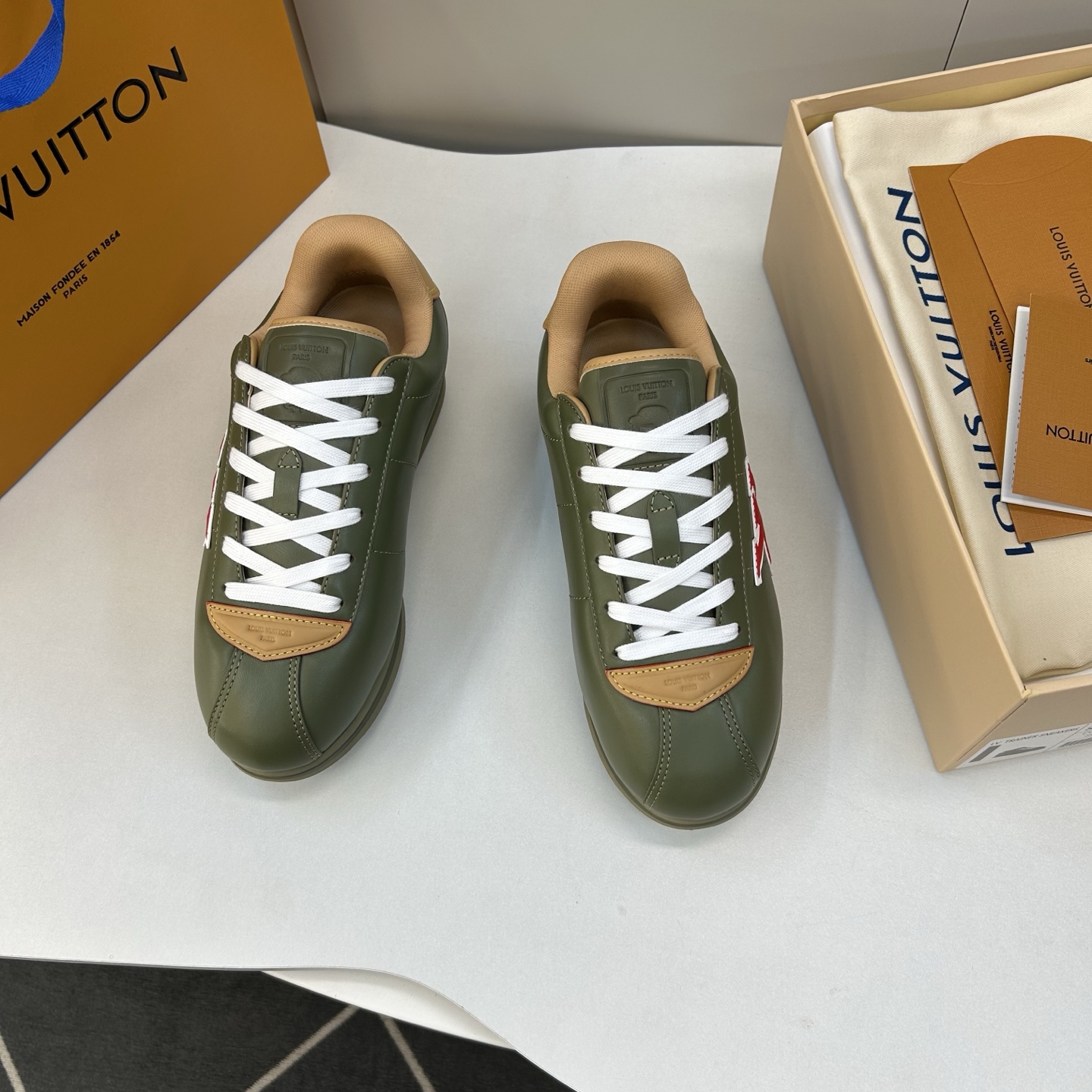 NO:746139,【L＊V】Men's fashionable lightweight casual sneakers, custom-made sizes 39-44, 38, 45, high-end quality!  goods!  The brand's characteristic presbyopia letter printing design, ultra-lightweight overall style, top-notch craftsmanship [strong] crystal sheepskin printed presbyopia (super strong texture and feel), and full rebound mesh inside!  Soft and comfortable!  Lightweight rubber foam anti-slip outsole!  !  Super comfortable!  ,,sneakers,sheepskin19860909【L＊V】 男士时尚轻便休闲运动鞋 正码39－44,38,45定做 高端品质！货！具品牌特色的老花字母印花设计,超轻量化的整体风格,顶级手工艺[强]面水晶羊皮印老花(超强质感、手感),内里全回弹网布！柔软舒适！轻量化橡胶化泡防滑大底！！超强舒适感！,,sneakers,sheepskin,Men's shoes