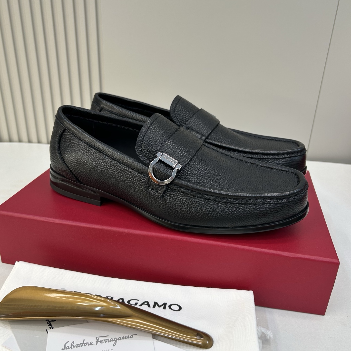 NO:541984,【SF】Top craftsmanship, loafers Size 39-44 (6.5-9) Business leather shoes!  Light and comfortable!  The classic A-shaped edge buckle design shows luxury!  Pure and high quality can be compared 11!  Original calfskin fabric!  Calfskin inside!  Paired with classic buckles, fully handmade craftsmanship style!  The texture and comfort level are improved by one level!  Exclusive private mold anti-slip bottom!  38,45 fixed return and exchange,loafers,cowhide19860909【SF】 顶尖工艺,乐福鞋 码39－44(6. 5 一9) 商务皮鞋！轻盈舒适！菲拉经典a字边扣设计显示奢华！纯正高品质可11比较！面料原版小牛皮！内里小牛皮！搭配经典饰扣,全手工工艺款！质感、舒适度又提升一级别！独家私模防滑底！38,45定不退换,,loafers,cowhide,Men's shoes