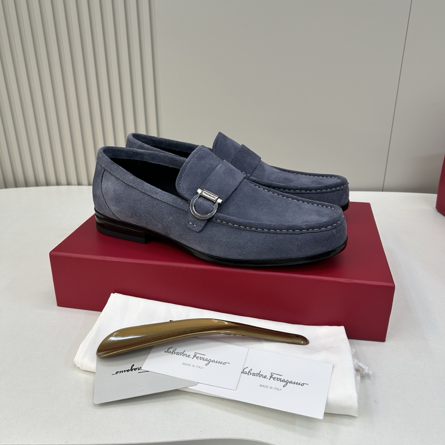 NO:541990,【SF】 Fashion loafers, regular size 39-44, (6. 5-9) Fashion loafers!  Top craftsmanship [Strong]!  Representative a logo design!  Upper with tung beef suede calfskin (super texture and feel), inner silk calfskin!  Pure hand-stitching with solid texture!  Original T P U private model bottom!  !  Super ritual sense!  Gentlemanly style!  38,45 Custom made no return or exchange, Loafers, cowhide19860909【SF】 时尚乐福鞋 正码39一44,(6. 5 －9) 时尚乐福鞋！顶级手工艺[强]！具代表性a徽标设计！鞋面胎牛绒面小牛皮(超强质感、手感),内里丝绸面小牛皮！纯手工缝线扎实质感！原版T P U私模大底！！超级仪式感！绅士风！38,45订做不退换,,loafers,cowhide,Men's shoes