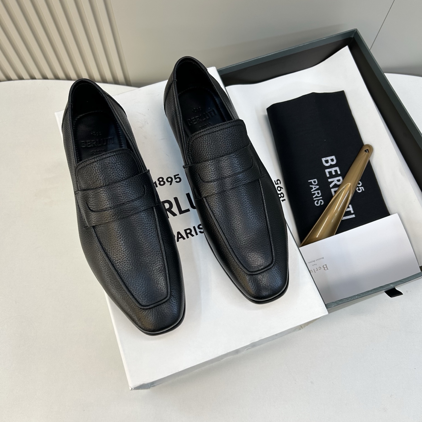 NO:574997,【BERLUT＊】 Hand-painted and color-changed, fashionable formal leather-soled shoes, regular sizes 39 to 44, (5 to 10), high-tech handmade goods!  Fashionable formal high-gloss style, fully imported calfskin leather from Italy, hand-painted (super strong texture and feel), imported calfskin lining, fully imported leather leather outsole!  !  Super ceremonial!  Gentleman style!  45,46, Custom-made, non-refundable,,cowhide,Leather soles19860909【BERLUT＊】 手工涂绘改色 时尚正装皮底鞋 正码39一44,(5一10） 高工艺纯手工货！时尚正装高光款意大利全面进口小牛皮丕手工涂绘(超强质感、手感),内里进口小牛皮,全进口皮丕真皮大底！！超级仪式感！绅士风！45,46,订做不退换,,cowhide,Leather soles,Men's shoes