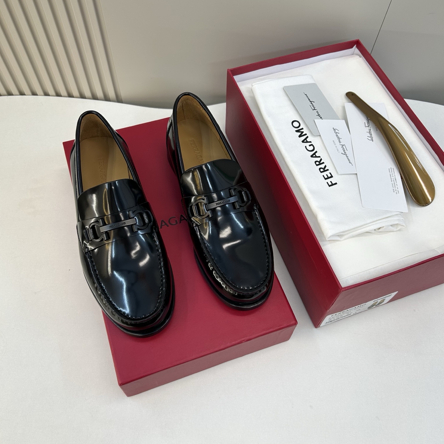 NO:575002,【SF】Top handicrafts, fashionable leather-soled loafers, regular sizes 39 to 44, (6. 5 - 9), available simultaneously!  goods!  Classic S F Martin buckle design, simple and fashionable!  Top craftsmanship!  The upper is made of imported raw leather calfskin (super texture and feel), the lining is silk calfskin, and the sole is genuine leather!  !  Super ceremonial!  Gentleman style!  38, 45, 46 custom-made, non-refundable, loafers, cowhide, Leather soles19860909【SF】 顶尖工艺品 时尚真皮底乐福鞋 正码39一44,(6. 5 －9) 同步发售！货！经典S F马丁扣设计,简约时尚大气！顶级手工艺！鞋面进口原皮料小牛皮(超强质感、手感),内里丝绸小牛皮,注朔真皮大底！！超级仪式感！绅士风！38,45,46订做不退换,,loafers,cowhide,Leather soles,Men's shoes
