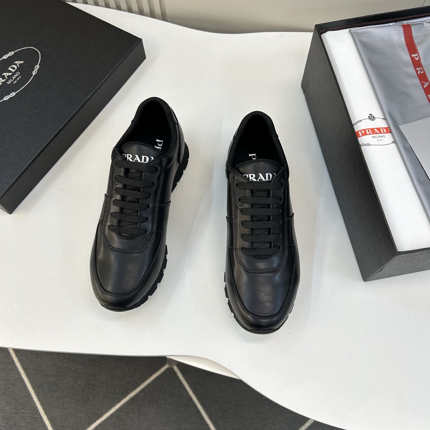 NO:574510,[PR**] High quality, top craftsmanship, men's casual sports shoes, 39 to 44 (5 to 10) classic sports shoes, top version!  Z cabinet is new on the shelves!  Exclusive raw materials!  Imported Y-material calfskin on the surface, breathable sports mesh on the inside, and environmentally friendly calfskin with original outsole!  The process is meticulous!  Absolute quality!  Feel free to compare!  38,45customized,4E2618,,sneakers,cowhide19860909【PR*＊】 高品质,顶端工艺 男士休闲运动款 39一44（5一10) 经典运动鞋,顶端版本！Z柜新上架！独家原材料！面进口Y材料小牛皮,内里透气运动网布,环保小牛皮附垫原厂大底！工艺流程细致到位！品质绝对！随意对比！38,45定做,4E2618,,sneakers,cowhide,Men's shoes