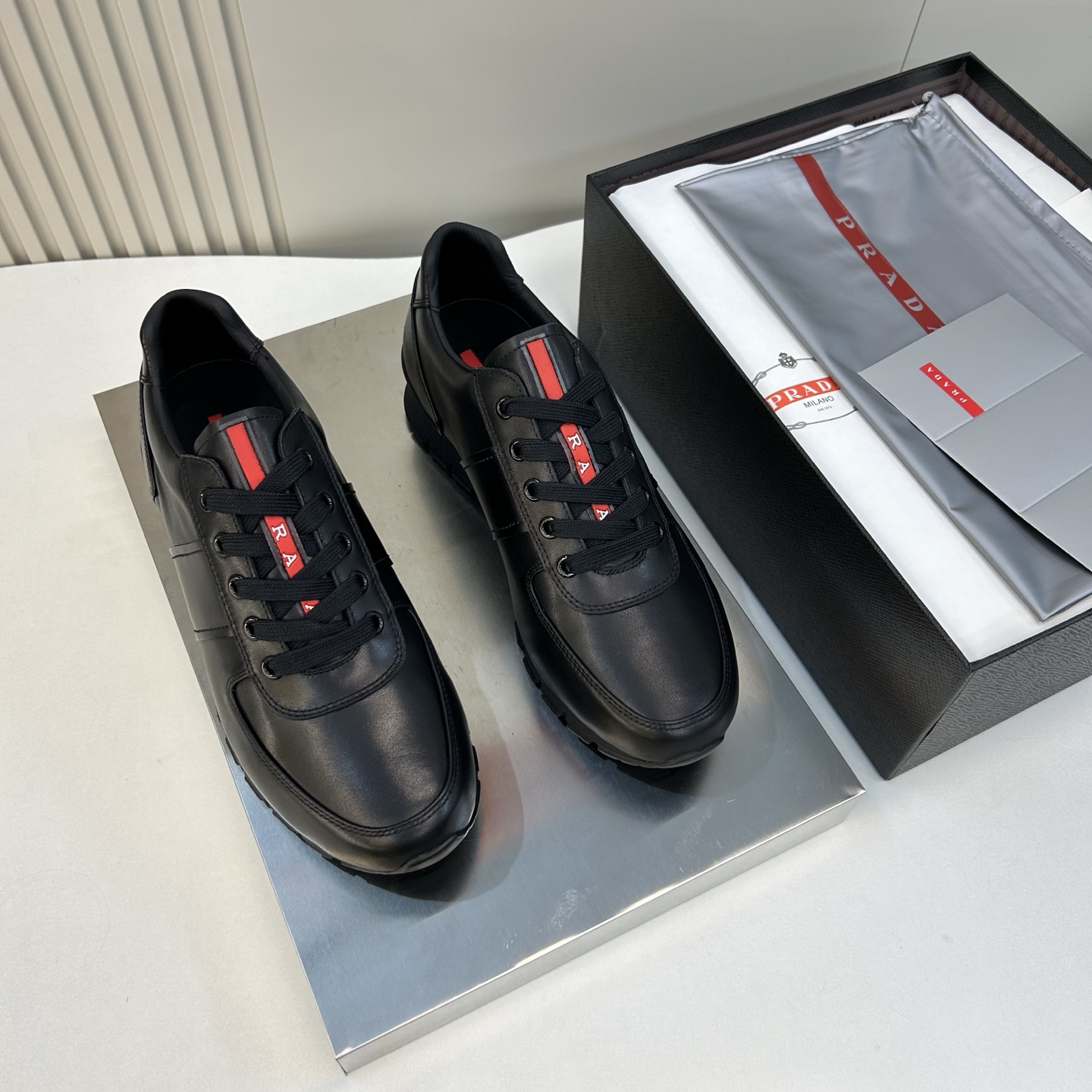 NO:574486,[PR**] High quality, top craftsmanship, men's casual sports shoes, 39 to 44 (5 to 10) classic sports shoes!  Top version!  Z cabinet is new on the shelves!  Unique brand red label design!  Exclusive raw materials, imported Y material calfskin on the surface, silk calfskin lining and environmentally friendly calfskin with original outsole pad!  The process is meticulous!  Absolute quality!  Feel free to compare!  38,45 customized!  4E2718,,sneakers,cowhide19860909【PR*＊】 高品质,顶端工艺 男士休闲运动款 39一44（5一10) 经典运动鞋！顶端版本！Z柜新上架！独特品牌红标设计！独家原材料,面进口Y材料小牛皮,内里丝绸小牛皮环保小牛皮附垫原厂大底！工艺流程细致到位！品质绝对！随意对比！38,45定做！4E2718,,sneakers,cowhide,Men's shoes