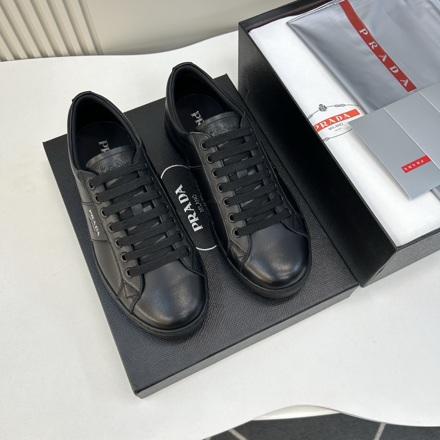 NO:574489,[PR＊] High-grade, top-notch craftsmanship, men's skateboard shoes, regular sizes 39 to 44 (5-10) 38, 45, custom-made classic casual shoes!  Simple, high-end and elegant design!  Exclusively customized waxed calfskin, upright and soft!  Calfskin lining!  Original rubber anti-slip outsole!  goods!  Quality: Look closely at the detailed pictures, the texture is super strong!  But 11 can withstand various tests!  4 E 3573,,cowhide19860909【PR＊】 高品级,顶尖工艺 男士滑板鞋 正码39一44(5－10）38,45定做 经典休闲鞋！简约高端大气的设计！独家定制腊感小牛皮,立挺柔软！内里小牛皮！原橡胶防滑大底！货！品质细看细节图,质感超强！可11经得起各种考验！4 E 3573,,cowhide,Men's shoes