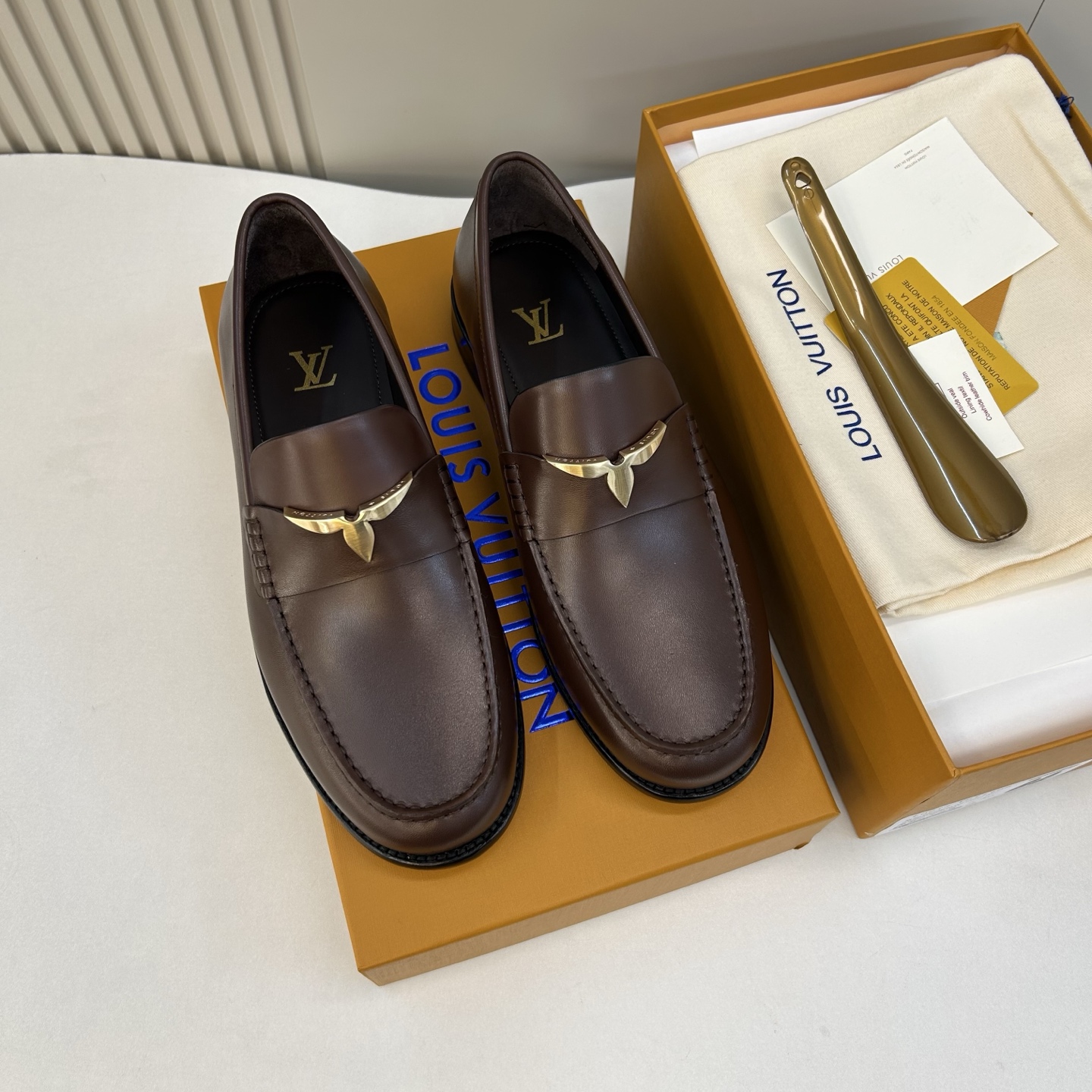 NO:589137,[L*V] Exclusive high-quality fashionable formal leather soles, regular sizes 39 to 44, (6.5 to 9), the latest upgraded version of small leather shoes in the same cabinet!  Brand new design style!  Half flower hardware accessories are versatile!  goods!  [A lot of money is spent to create templated calfskin, which is not an ordinary material readily available on the market!  】Top craftsmanship [strong] Fully imported raw leather calfskin from Italy (super strong texture and feel), imported calfskin lining, fully imported leather Pi leather outsole!  !  Super ceremonial!  Gentleman style!  38,45,46 custom-made, non-refundable,,cowhide19860909【L*V】独家高品 时尚正装皮底 正码39一44,(6.5一9) 同柜最新款升级版小皮鞋型！全新的设计风格！半花五金配件百搭！货！【重金打造模版小牛皮,并非市场现成材普通材料！】顶级手工艺[强]意大利全面进口原皮料小牛皮(超强质感、手感),内里进口小牛皮,全进口皮丕真皮注朔大底！！超级仪式感！绅士风！38,45,46订做不退换,,cowhide,Men's shoes