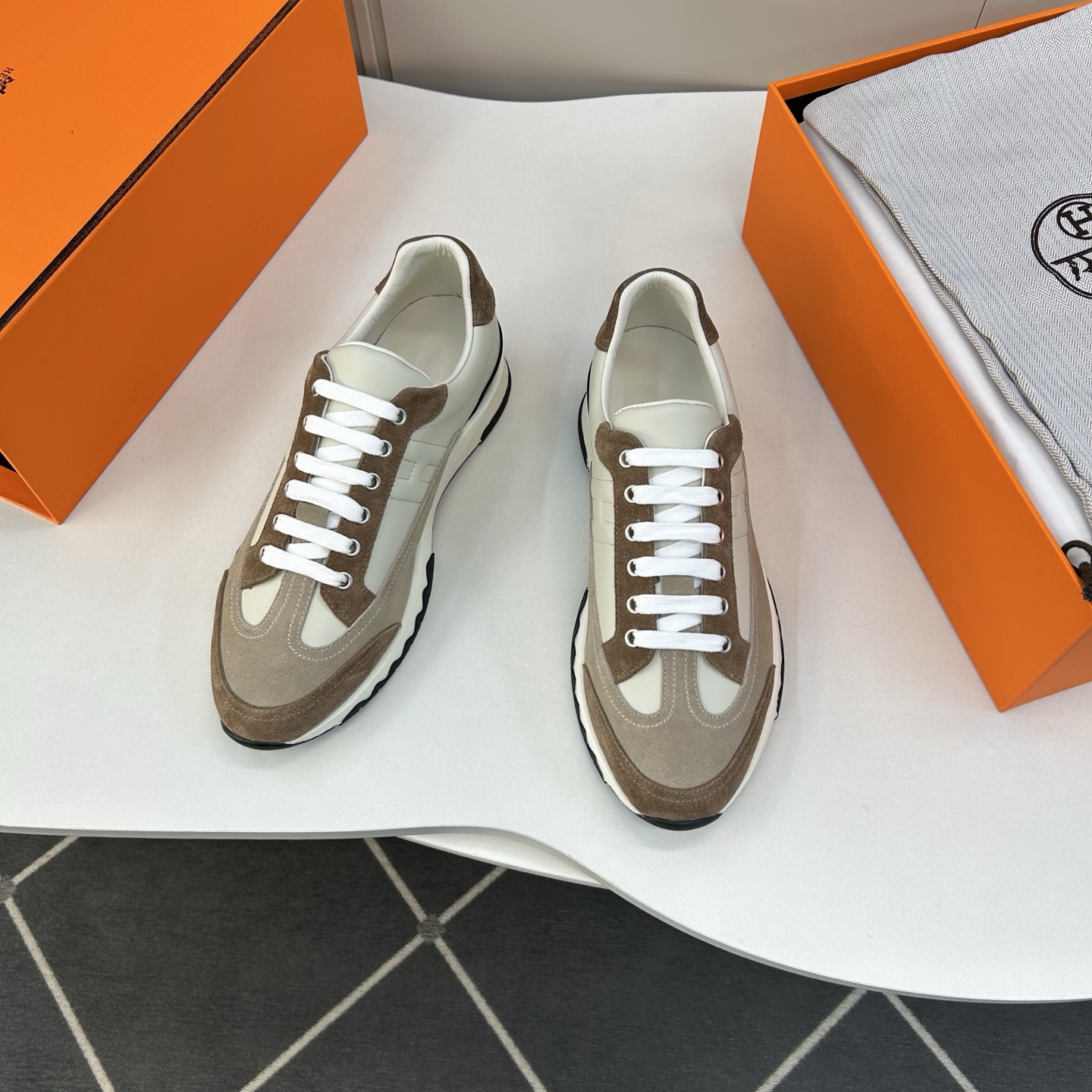 ⚠️【HMS＊】⚠️高品质，顶尖工艺品⚠️男士时尚经典运动款⚠️正码：39－44(5一10）⚠️H的经典