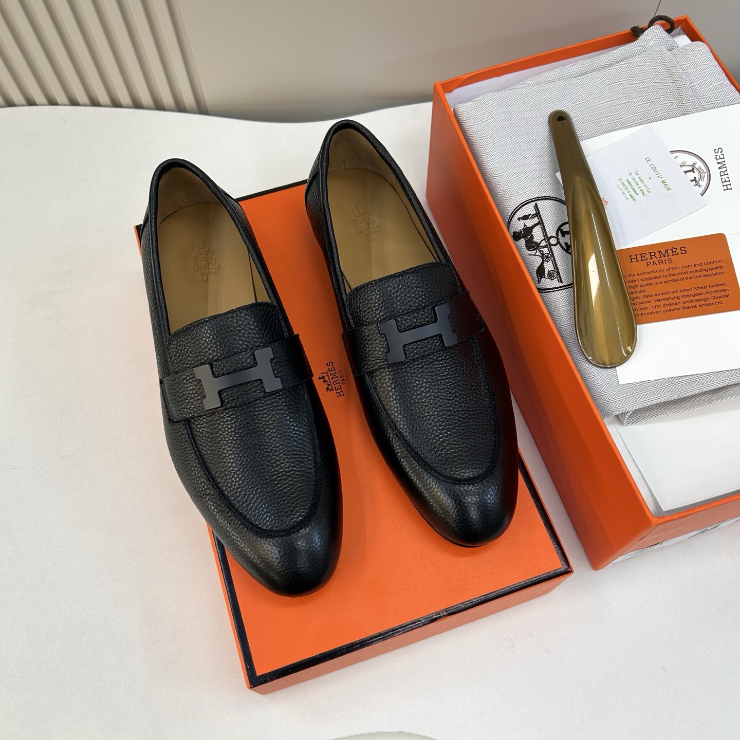 NO:589888,【HMS＊】Leather-soled model, high-end customized craftsmanship, men's genuine leather-soled small leather shoes, regular size 39-44 (6.5-9), in stock!  Top craftsmanship [strong]!  The fabric is fully imported calfskin (super texture and feel), and the lining is imported silk calfskin!  Latex rebound pad, super resilient texture!  Genuine cowhide outsole!  Gentleman style!  !  Super comfortable!  38,45,46, Customized, non-refundable,,cowhide19860909【HMS＊】皮底款 高端定制工艺 男士真皮底小皮鞋 正码39－44(6.5-9）  货！顶级手工艺[强]！面料全面进口小牛皮(超强质感、手感),内里进口绸面小牛皮！乳胶回力垫,回弹质感超强！真皮牛皮大底！绅士风！！超强舒适感！38,45,46,定做不退换,,cowhide,Men's shoes