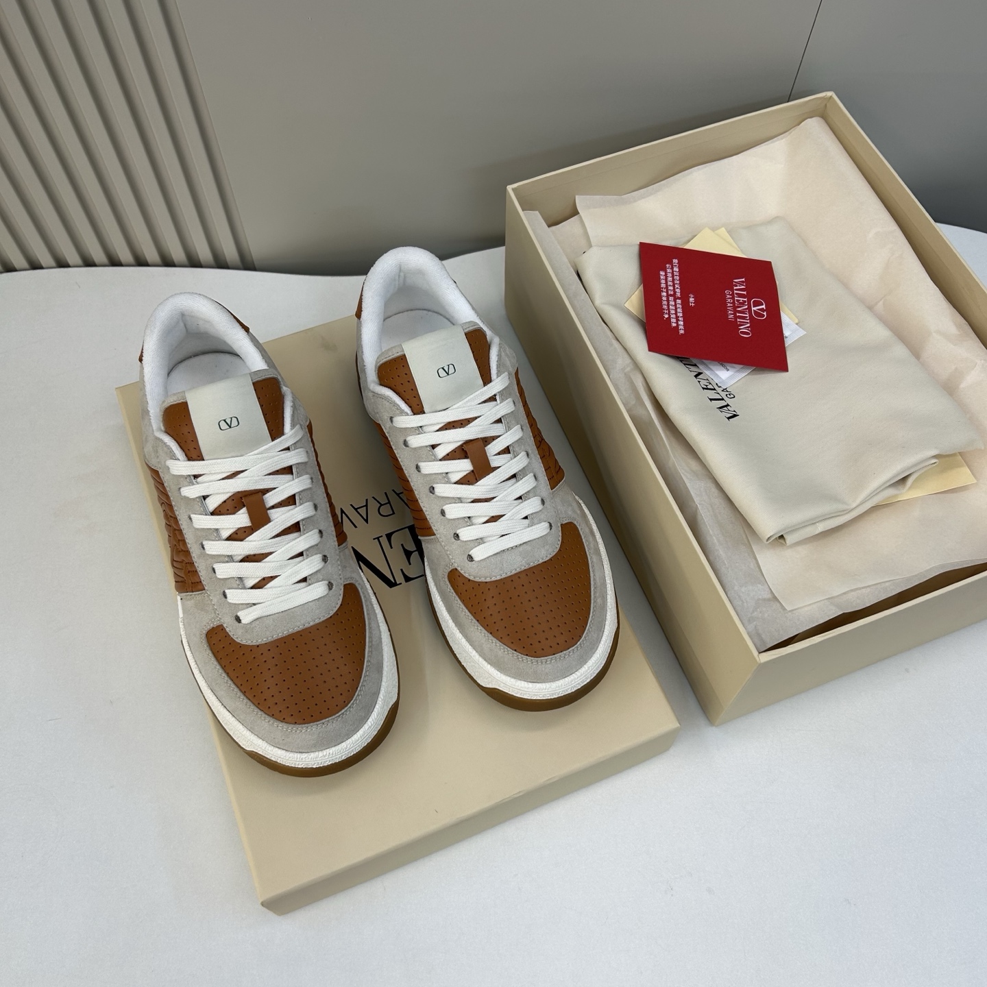 NO:574903,【VALENTl＊】 Valentino casual style, regular size 39-44, fashionable casual sports style, classic and elegant design!  Pure and high quality can be compared!  Fabric calfskin with suede cowhide!  Lined with velvet cloth!  Latex feet are resilient and comfortable, and the texture and comfort have been upgraded to a new level!  Rubber anti-slip bottom!  Original high quality!  38,45 customized,,valentino,valentino,cowhide19860909【VALENTl＊】 华伦天奴休闲款 正码39－44 时尚休闲运动款,经典大气设计！纯正高品质可11比较！面料小牛皮配绒面牛皮！内里绵绒布！乳胶垫脚,回弹舒适,质感、舒适度又提升一级别！橡胶防滑底！原单高品！38,45定做,,valentino,valentino,cowhide,Men's shoes