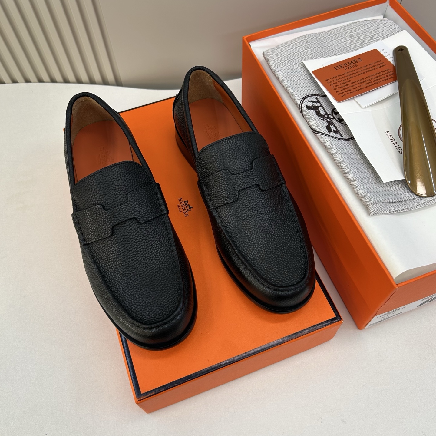 NO:588979,[HMS＊] High quality, top craftsmanship, men’s fashionable classic loafers, regular sizes 39-44 (6.5-9), classic H loafers!  goods!  Top craftsmanship [strong] H family traditional classic design!  Original calfskin on the surface (super texture and feel), silk calfskin on the inside!  Latex rebound pad, super resilient texture!  Jacques silk combination wear-resistant raw rubber anti-slip outsole!  !  Super comfortable!  38, 45, 46 customized, non-refundable, loafers, cowhide19860909【HMS＊】 高品质,顶尖工艺品 男士时尚经典乐福鞋 正码39－44(6.5一9） 经典H乐福鞋！货！顶级手工艺[强]H家传统经典设计！面原版小牛皮(超强质感、手感),内里绸面小牛皮！乳胶回力垫,回弹质感超强！雅克丝组合耐磨生胶防滑大底！！超强舒适感！38,45,46定做不退换,,loafers,cowhide,Men's shoes