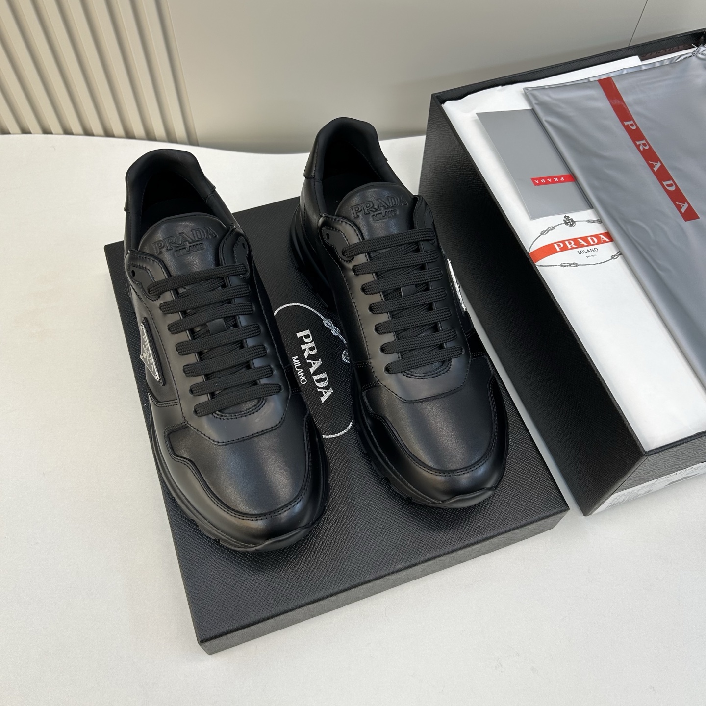 NO:589483,[PR＊] High-grade, top-notch craftsman's casual sports style, regular size 39-44 (5-10) 38,45 customized P family's classic sports style!  Unique brand image design, specially integrated with triangle logo and silk screen logo!  Show your fashionable atmosphere!  Grained calfskin/matte cowhide!  All calfskin inside!  Latex push-back foot pads!  Original TPU outsole!  goods!  Quality: Look closely at the detailed pictures, the texture is super strong!  But 11 can withstand various tests!  4 E 387,,cowhide19860909【PR＊】 高品级,顶尖工艺 男士休闲运动款 正码39一44(5－10）38,45定做 P家经典运动款！独特品牌形象设计,特以三角徽标与丝印标识融合！尽显时尚大气！面粒面小牛皮／亚光牛皮！内里全小牛皮！乳胶回力垫脚！原TPU大底！货！品质细看细节图,质感超强！可11经得起各种考验！4 E 387,,cowhide,Men's shoes