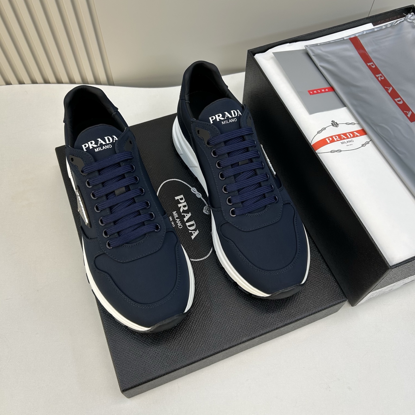 NO:589490,[PR＊] High grade, top craftsmanship, men's casual sports shoes, regular size 39-44 (5-10) 38,45 customized P family classic sports shoes!  Designed with a unique triangle logo and silk screen logo, it is full of grandeur!  Exclusive recycled waterproof nylon fabric!  Inside!  Fully water-dyed calfskin, latex rebound feet!  Original TPU outsole!  goods!  Quality: Look closely at the detailed pictures, the texture is super strong!  But 11 can withstand various tests!  4T387,,sneakers,cowhide19860909【PR＊】 高品级,顶尖工艺 男士休闲运动款 正码39一44(5－10）38,45定做 P家经典运动鞋！以独特三角徽标与丝印标识设计,尽显大气！面独家再生防水尼龙布！内里！全水染小牛皮,乳胶回力垫脚！原TPU大底！货！品质细看细节图,质感超强！可11经得起各种考验！4T387,,sneakers,cowhide,Men's shoes