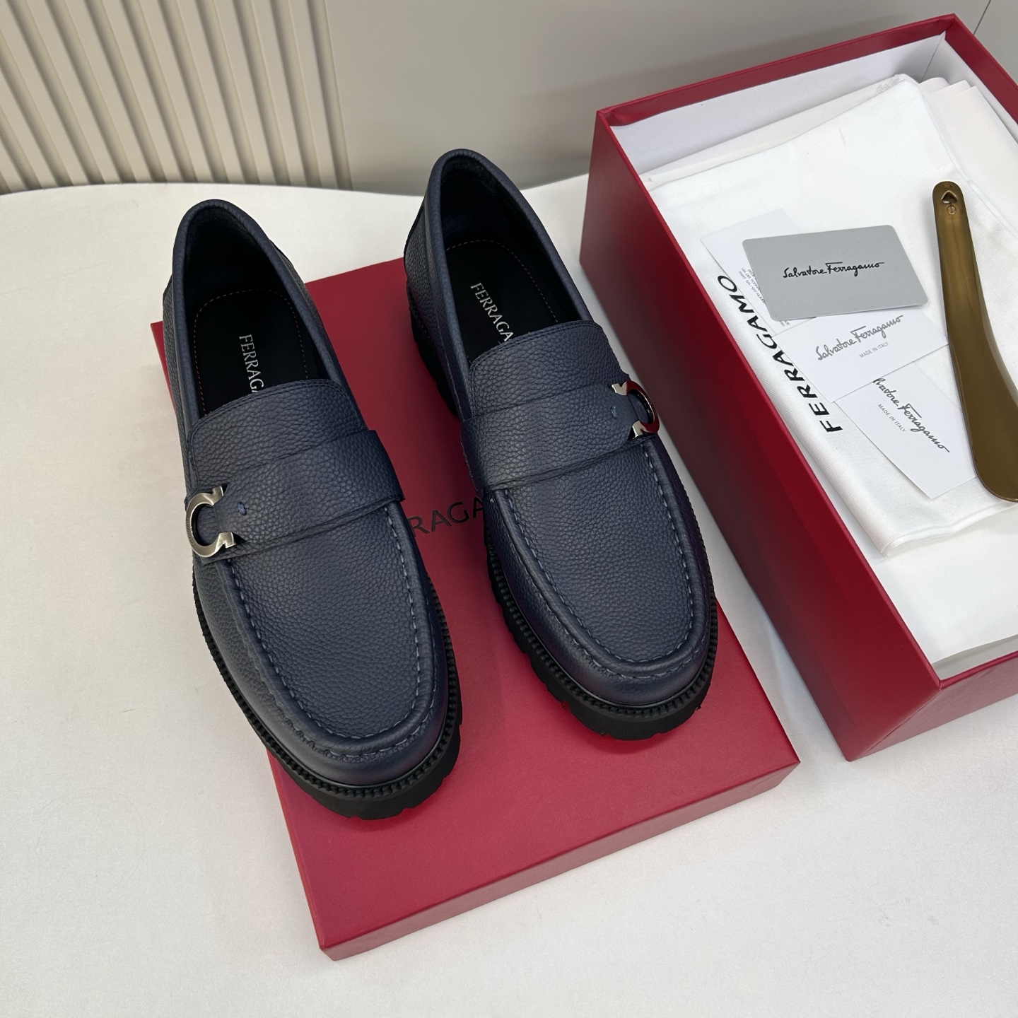 NO:621075,[SF] Top craftsmanship, loafers, size 39-44 (6.5 to 9), the latest classic business loafers!  Go to the classic A-line side buckle matching design!  Stylish and simple!  Light and comfortable!  Pure and high quality can be compared!  Fabric Original calfskin!  Calfskin lining!  A complete set of handcrafted items!  The texture and comfort have been improved to another level!  Exclusive private mold rubber foam combination anti-slip bottom!  38,45,46 customized,,loafers,cowhide19860909【SF】 顶尖工艺,乐福鞋 码39－44(6. 5 一9) 最新经典款商务乐福鞋！一往经典a字边扣搭配设计！时尚简约！轻盈舒适！纯正高品质可11比较！面料原版小牛皮！内里小牛皮！全套包手工工艺款！质感、舒适度又提升一级别！独家私模橡胶化泡组合防滑底！38,45,46定做,,loafers,cowhide,Men's shoes
