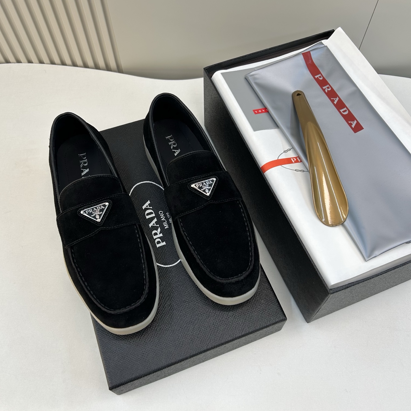 NO:930814,[PRA＊] High quality, four-season style, men's casual style, regular size 39 to 44 (5-10) (black, blue, gray, apricot) classic that never goes out of style!  Exclusive high quality!  Classic skateboard style for all seasons!  Classic brand triangle logo design!  Made of high-quality mercerized cow velvet, with full calfskin lining and EVA rebound feet!  Original T P U outsole!  goods!  Quality: Look closely at the detailed pictures, the texture is super strong!  But 11 can withstand various tests!  2 G 124, 38, 45 customized, non-returnable, prada, cowhide19860909【PRA＊】 高品质,四季款 男士休闲款 正码39一44(5－10）  (黑、兰、灰、杏) 经典永不过时！独家高品！四季经典滑板款！经典品牌三角徽标设计！面高丝光牛绒,内里附垫全小牛皮,EVA回力垫脚！原版T P U大底！货！品质细看细节图,质感超强！可11经得起各种考验！2 G 124,38,45定做不退换,,prada,cowhide,Men's shoes
