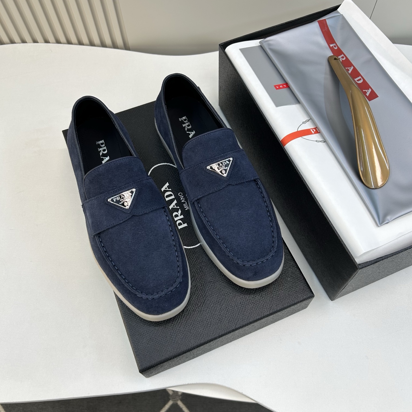 NO:930825,[PRA＊] High quality, four-season style, men's casual style, regular size 39 to 44 (5-10) black, blue, gray, apricot) classic that never goes out of style!  Exclusive high quality!  Classic skateboard style for all seasons!  Classic brand triangle logo design!  Made of high-quality mercerized cow velvet, with full calfskin lining and EVA rebound feet!  Original T P U outsole!  goods!  Quality: Look closely at the detailed pictures, the texture is super strong!  But 11 can withstand various tests!  2 G 124, 38, 45 customized, non-returnable, prada, cowhide19860909【PRA＊】 高品质,四季款 男士休闲款 正码39一44(5－10） 黑、兰、灰、杏) 经典永不过时！独家高品！四季经典滑板款！经典品牌三角徽标设计！面高丝光牛绒,内里附垫全小牛皮,EVA回力垫脚！原版T P U大底！货！品质细看细节图,质感超强！可11经得起各种考验！2 G 124,38,45定做不退换,,prada,cowhide,Men's shoes