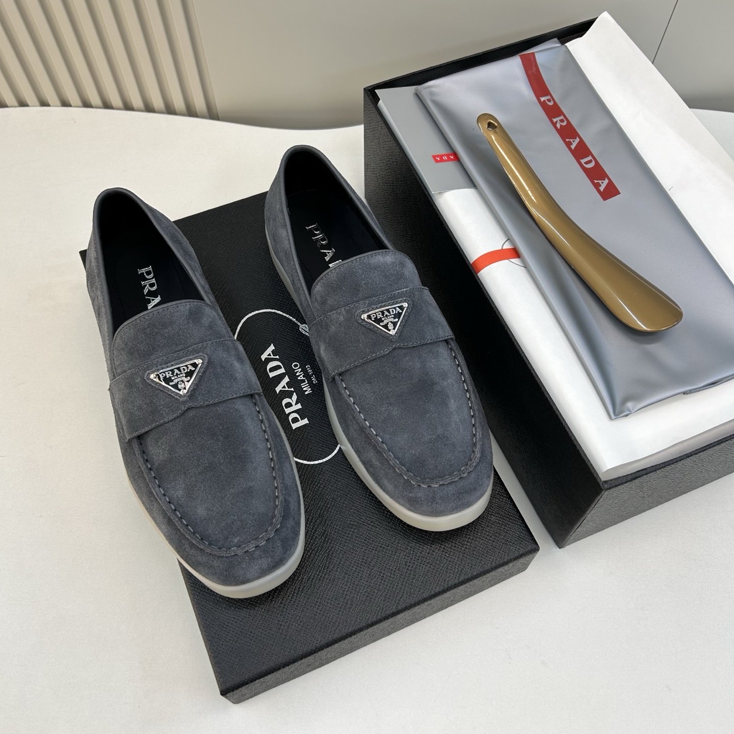 NO:778150,[PRA＊] High quality, four-season style, men's casual style, regular size 39 to 44 (5-10) (black, blue, gray, apricot) classic that never goes out of style!  Exclusive high quality!  Classic skateboard style for all seasons!  Classic brand triangle logo design!  Made of high-quality mercerized cow velvet, with full calfskin lining and EVA rebound feet!  Original T P U outsole!  goods!  Quality: Look closely at the detailed pictures, the texture is super strong!  But 11 can withstand various tests!  2 G 124, 38, 45 customized, non-returnable, prada, cowhide19860909【PRA＊】 高品质,四季款 男士休闲款 正码39一44(5－10）  (黑、兰、灰、杏) 经典永不过时！独家高品！四季经典滑板款！经典品牌三角徽标设计！面高丝光牛绒,内里附垫全小牛皮,EVA回力垫脚！原版T P U大底！货！品质细看细节图,质感超强！可11经得起各种考验！2 G 124,38,45定做不退换,,prada,cowhide,Men's shoes
