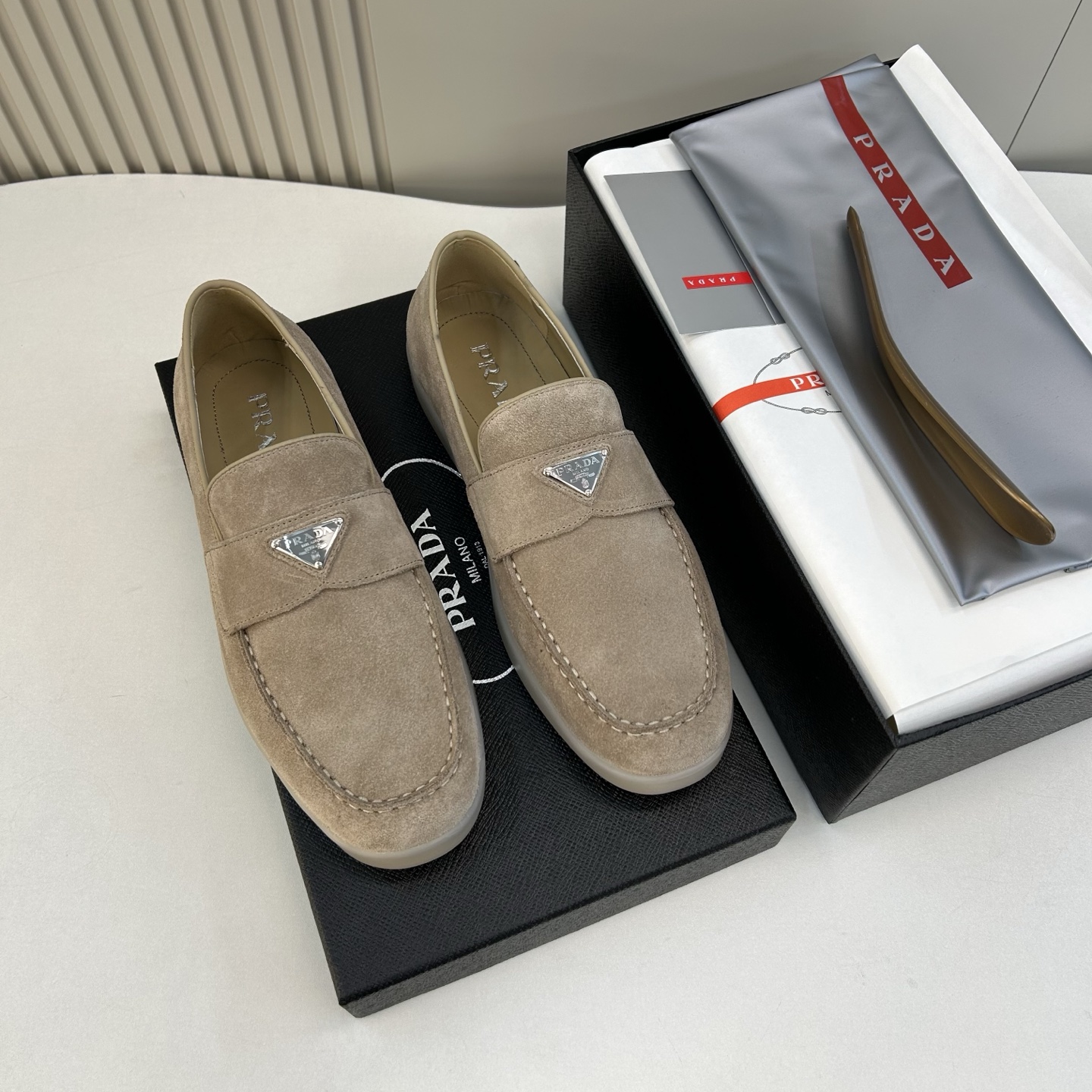 NO:690252,[PRA＊] High quality, four-season style, men's casual style, regular size 39 to 44 (5-10) (black, blue, gray, apricot) classic that never goes out of style!  Exclusive high quality!  Classic skateboard style for all seasons!  Classic brand triangle logo design!  Made of high-quality mercerized cow velvet, with full calfskin lining and EVA rebound feet!  Original T P U outsole!  goods!  Quality: Look closely at the detailed pictures, the texture is super strong!  But 11 can withstand various tests!  2 G 124, 38, 45 customized, non-returnable, prada, cowhide19860909【PRA＊】 高品质,四季款 男士休闲款 正码39一44(5－10）  (黑、兰、灰、杏) 经典永不过时！独家高品！四季经典滑板款！经典品牌三角徽标设计！面高丝光牛绒,内里附垫全小牛皮,EVA回力垫脚！原版T P U大底！货！品质细看细节图,质感超强！可11经得起各种考验！2 G 124,38,45定做不退换,,prada,cowhide,Men's shoes