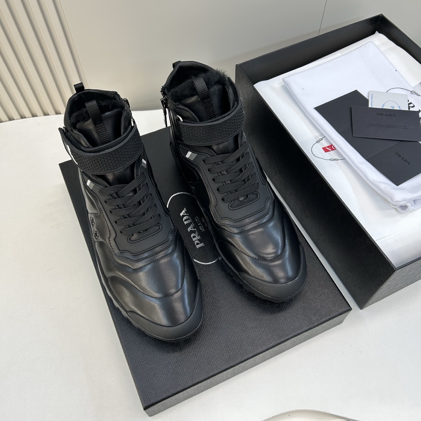 NO:704969,[PR＊] (Maoli) High-grade, top-notch craftsman high-top shoes for men, regular sizes 39 to 44, fashionable and classic high-top style!  Internal zipper design makes it easier to wear!  Imported waxy calf leather!  The inner fur-integrated latex back-up feet!  Original rubber anti-slip outsole!  goods!  Quality: Look closely at the detailed pictures, the texture is super strong!  But 11 can withstand various tests!  ,,cowhide19860909【PR＊】（毛里） 高品级,顶尖工艺 男士高邦鞋 正码39一44 时尚经典高帮款！内侧拉链设计,更方便穿着！面进口腊感小牛皮！内里皮毛一体乳胶回力垫脚！原橡胶防滑大底！货！品质细看细节图,质感超强！可11经得起各种考验！,,cowhide,Men's shoes