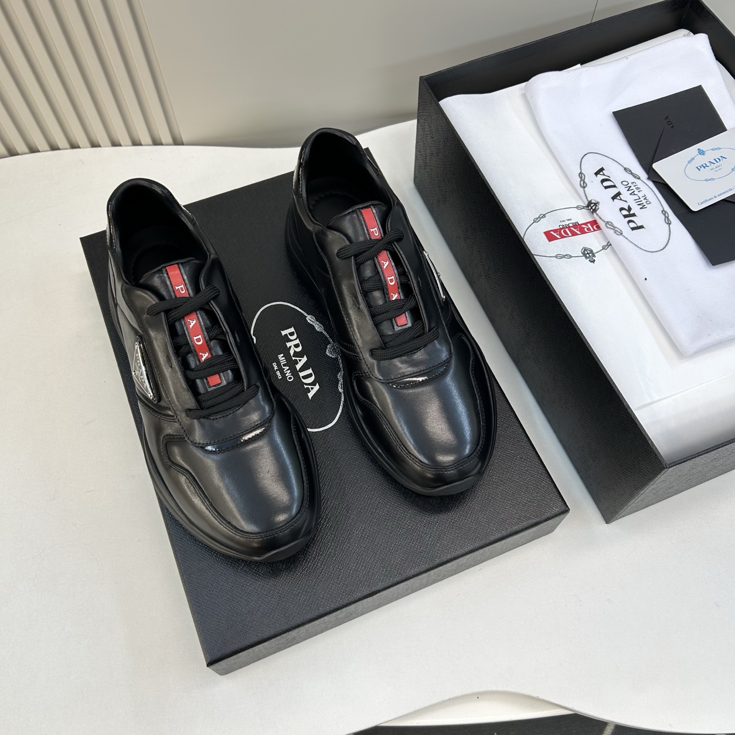 NO:704976,【PRA＊】 High grade, top craftsmanship, men's casual style, regular sizes 39 to 44, 38, 45, customized P family's classic sports style!  Exclusive autumn and winter design!  Calfskin!  Cow leather lining!  Latex push-back foot pads!  Original TPU composite rubber anti-slip outsole!  goods!  Quality: Look closely at the detailed pictures, the texture is super strong!  But 11 can withstand various tests!  4T 387,,prada,cowhide19860909【PRA＊】 高品级,顶尖工艺 男士休闲款 正码39一44,38,45定做 P家经典运动款！专属秋冬季设计！面小牛皮！内里牛皮配布！乳胶回力垫脚！原TPU复合橡胶防滑大底！货！品质细看细节图,质感超强！可11经得起各种考验！4T 387,,prada,cowhide,Men's shoes