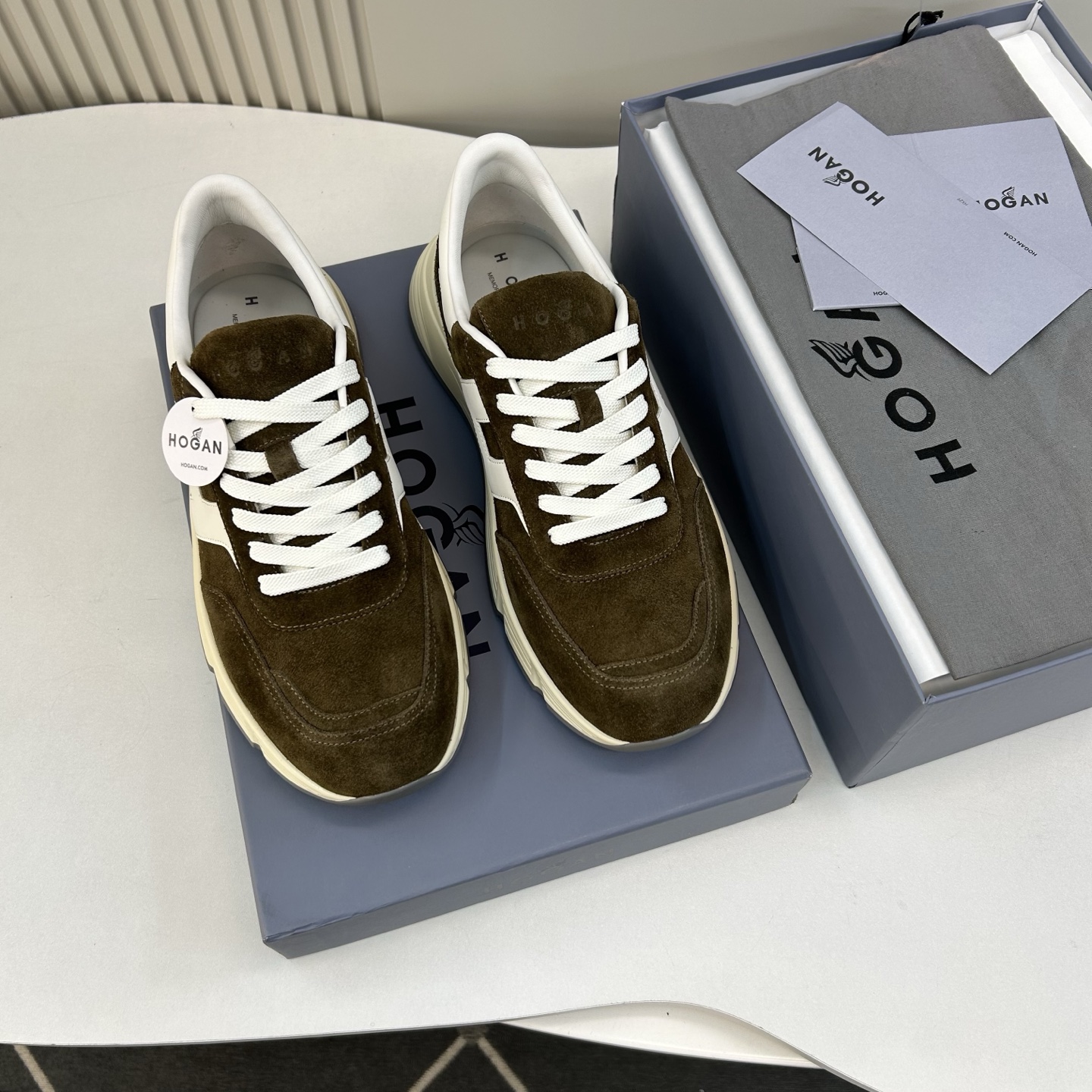 NO:704977,[H O G A N] Cui Gen Gaopin men's skateboard model, regular size 39 to 45 (5-11), Italian high-end luxury unique classic!  Original high quality!  Original custom-made special matte silk calfskin two-color combination design, classic breathable mesh lining, and latex rebound feet!  Original rubberized foam outsole, lightweight and highly elastic!  goods!  Quality: Look closely at the detailed pictures, the texture is super strong!  But 11 can withstand various tests!  ,,cowhide19860909【H O G A N】 崔根高品 男士滑板款 正码39一45(5－11) 意大利高端奢华独特经典！原单高品！原版定制特殊亚光绸面小牛皮双色拼搭设计,内里经典透气网布,乳胶回力垫脚！原版橡胶化泡大底,轻便高弹！货！品质细看细节图,质感超强！可11经得起各种考验！,,cowhide,Men's shoes