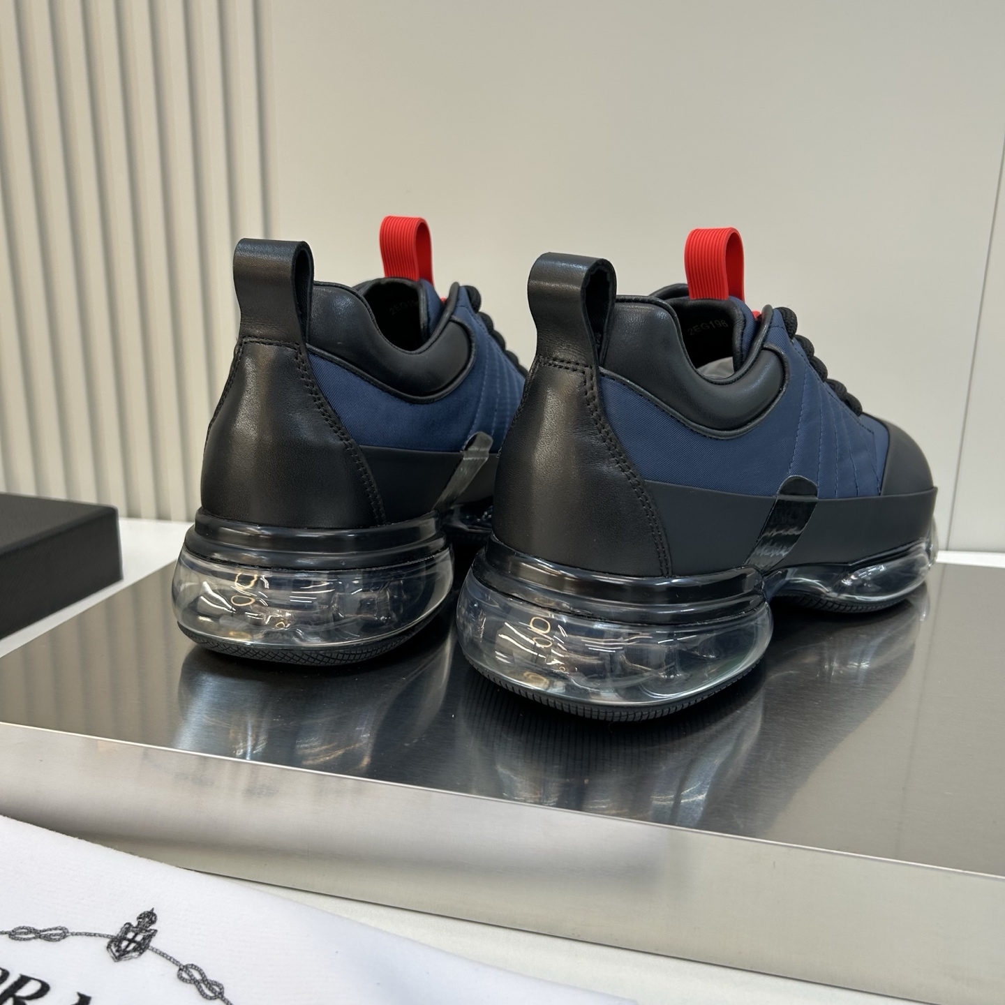 ⚠️【PR＊D A】⚠️高品级，顶尖工艺⚠️气垫休闲商务款⚠️正码39一44(5－10）⚠️经典气垫休闲