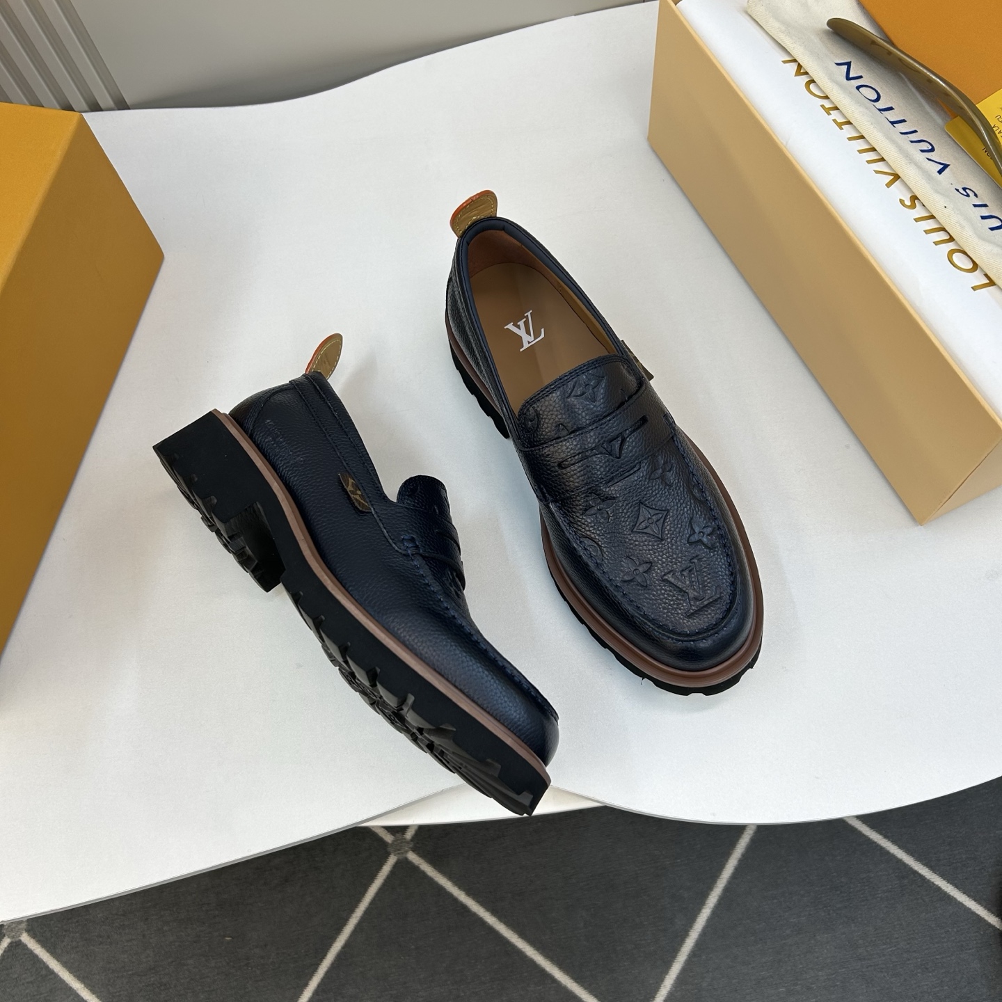 ⚠️【LO  ＊*V】⚠️高品质，顶尖工艺品⚠️男士时尚经典乐福鞋⚠️正码：39－44(6.5一9）⚠️