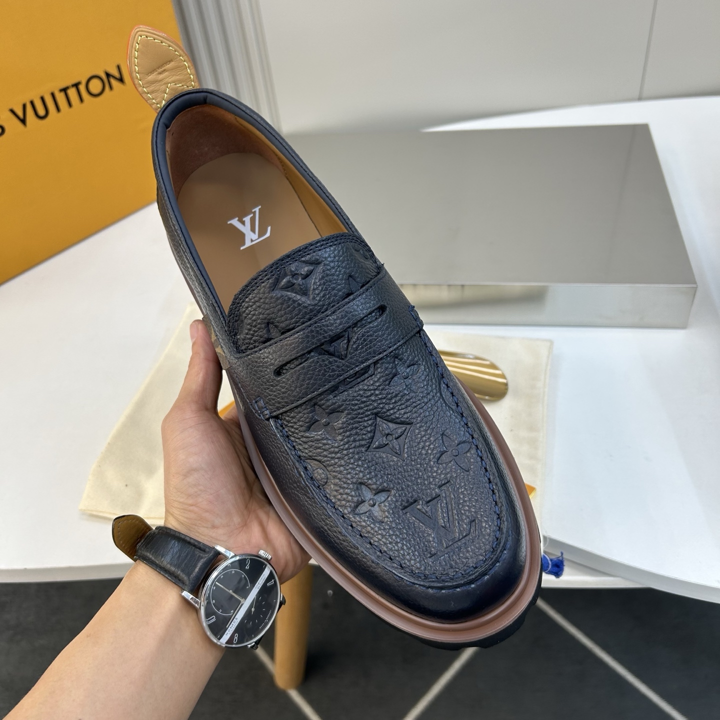 ⚠️【LO  ＊*V】⚠️高品质，顶尖工艺品⚠️男士时尚经典乐福鞋⚠️正码：39－44(6.5一9）⚠️