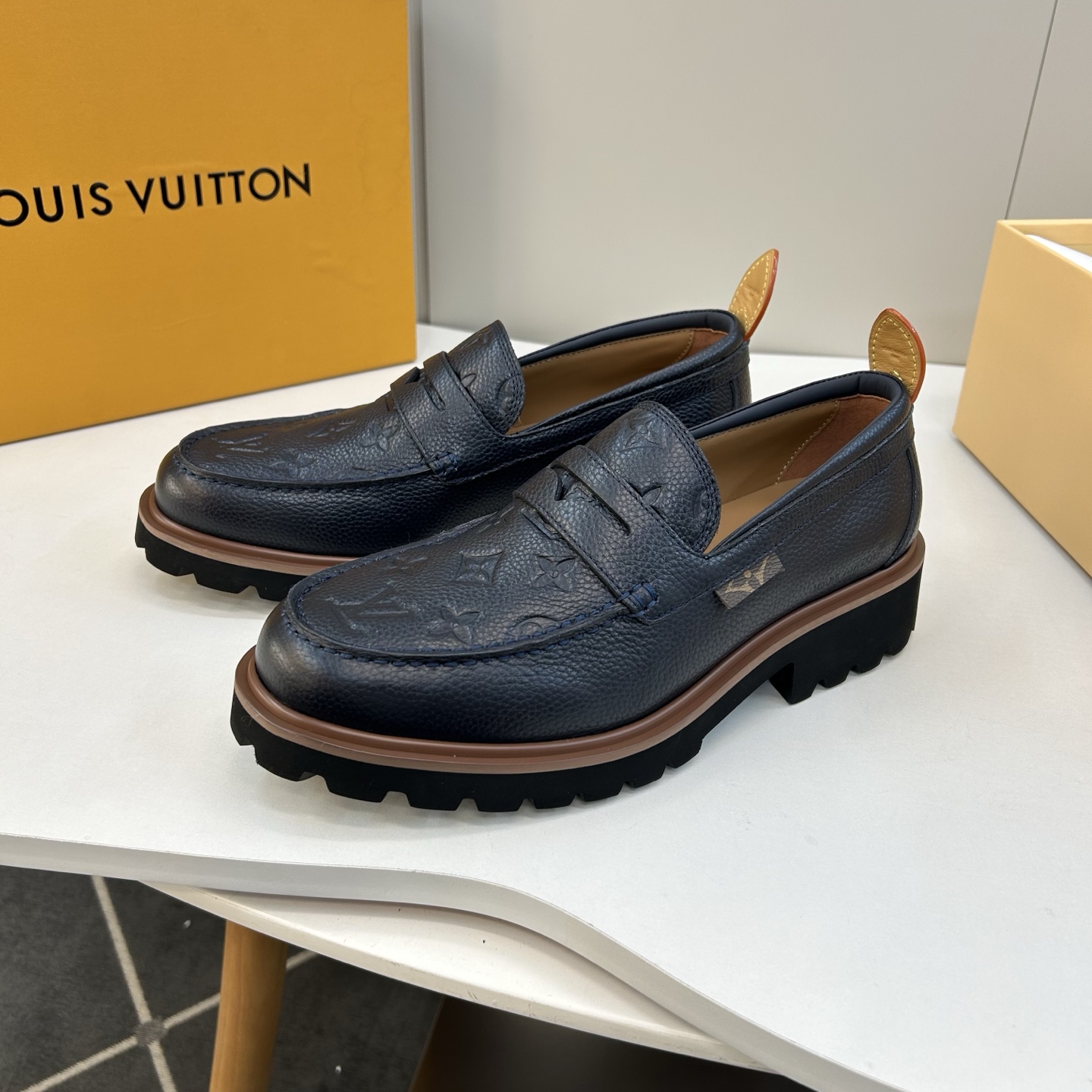 ⚠️【LO  ＊*V】⚠️高品质，顶尖工艺品⚠️男士时尚经典乐福鞋⚠️正码：39－44(6.5一9）⚠️