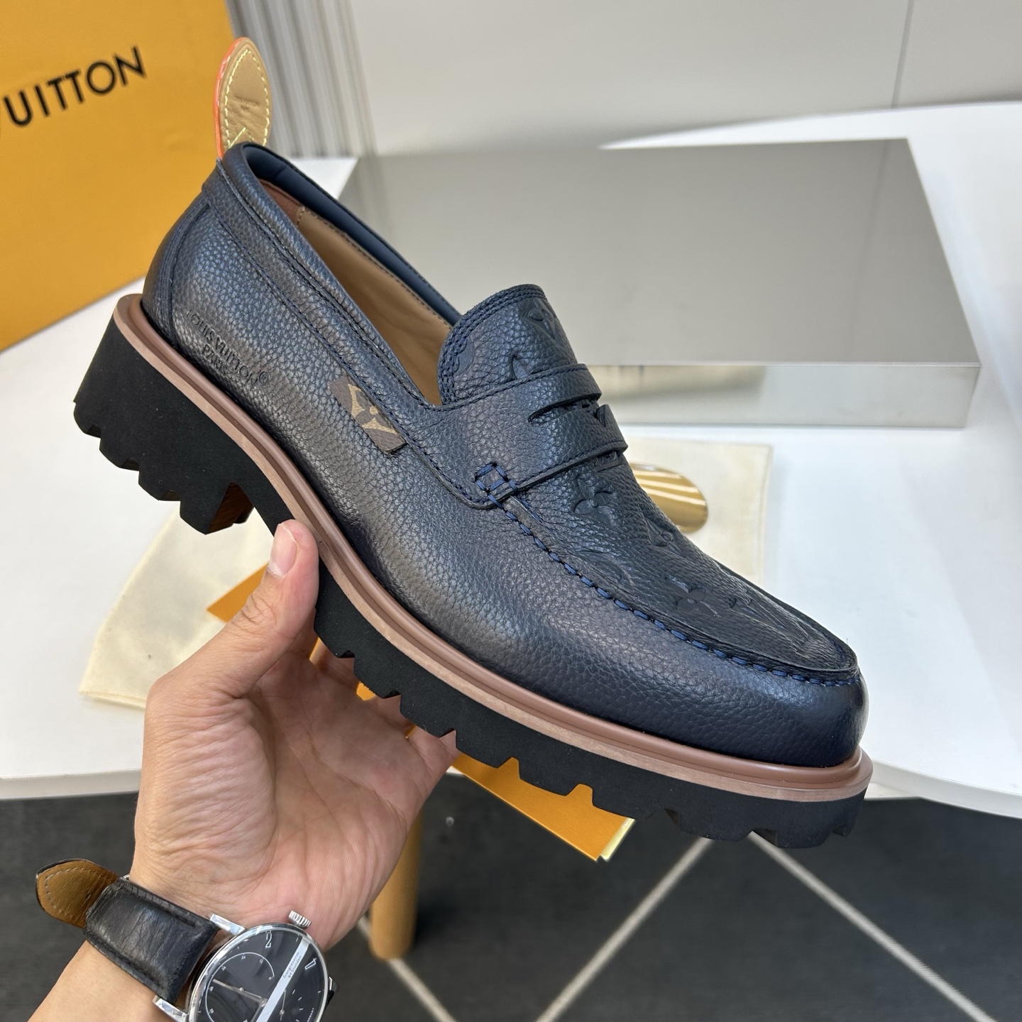 ⚠️【LO  ＊*V】⚠️高品质，顶尖工艺品⚠️男士时尚经典乐福鞋⚠️正码：39－44(6.5一9）⚠️